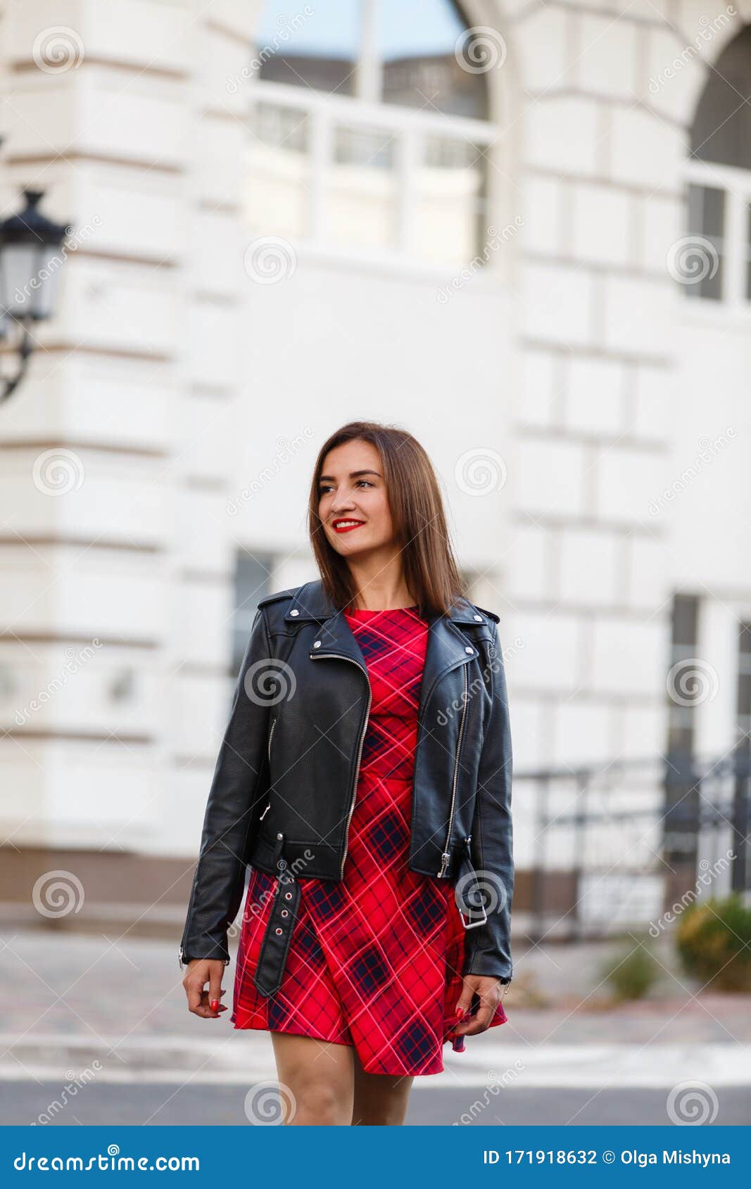 Joven Morena Con Vestido Rojo Y Chaqueta De Cuero Al Fondo De La Ciudad Foto de archivo - Imagen de morena, modelo: 171918632 Joven Morena Con Vestido Rojo Y Chaqueta De Cuero Al Fondo De La Ciudad Foto de archivo - Imagen de morena, modelo: 171918632