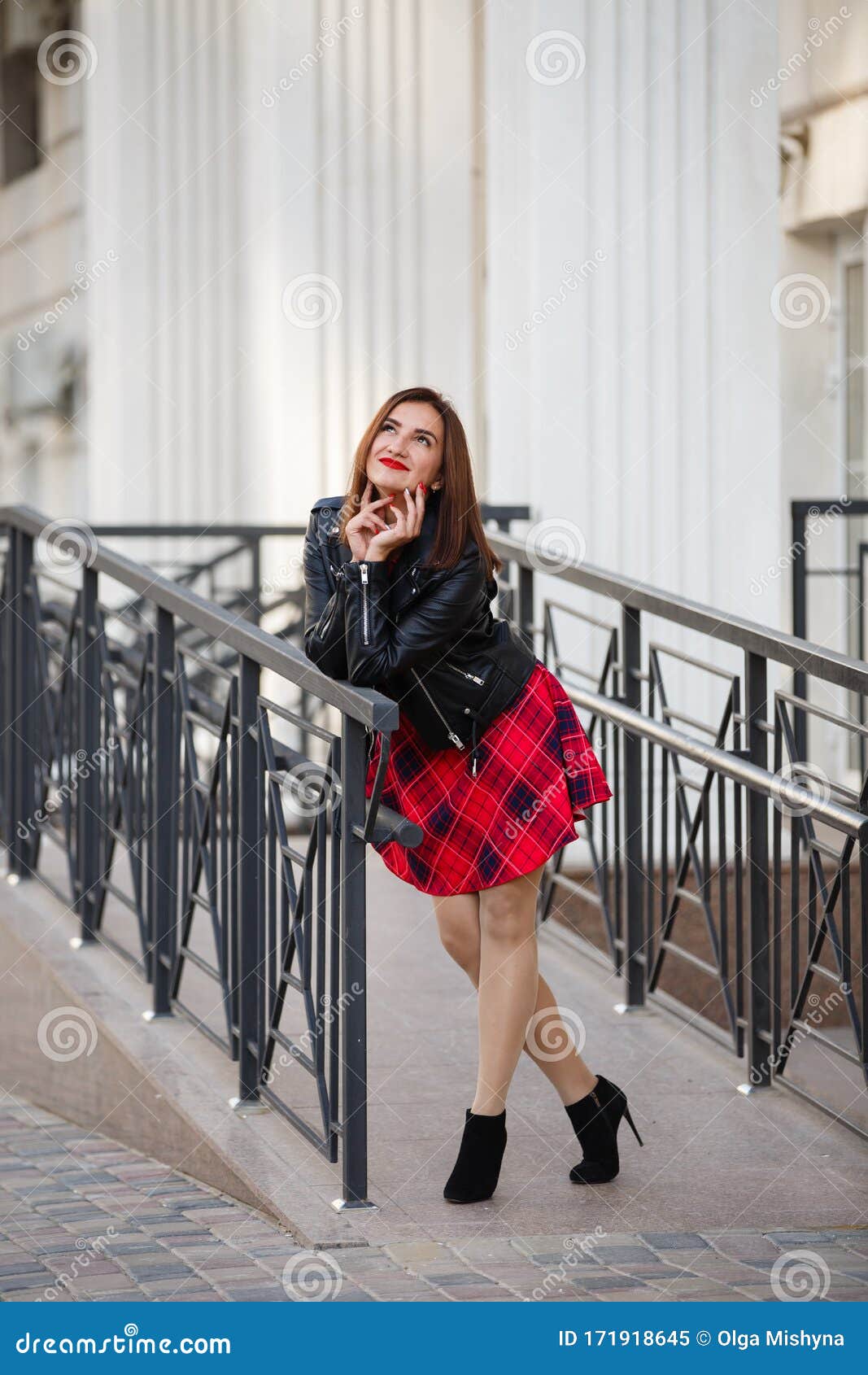 Joven Morena Con Vestido Rojo Y Chaqueta De Cuero Al Fondo De La Ciudad Imagen de archivo - Imagen de ciudad, negro: 171918645 Joven Morena Con Vestido Rojo Y Chaqueta De Cuero Al Fondo De La Ciudad Imagen de archivo - Imagen de ciudad, negro: 171918645