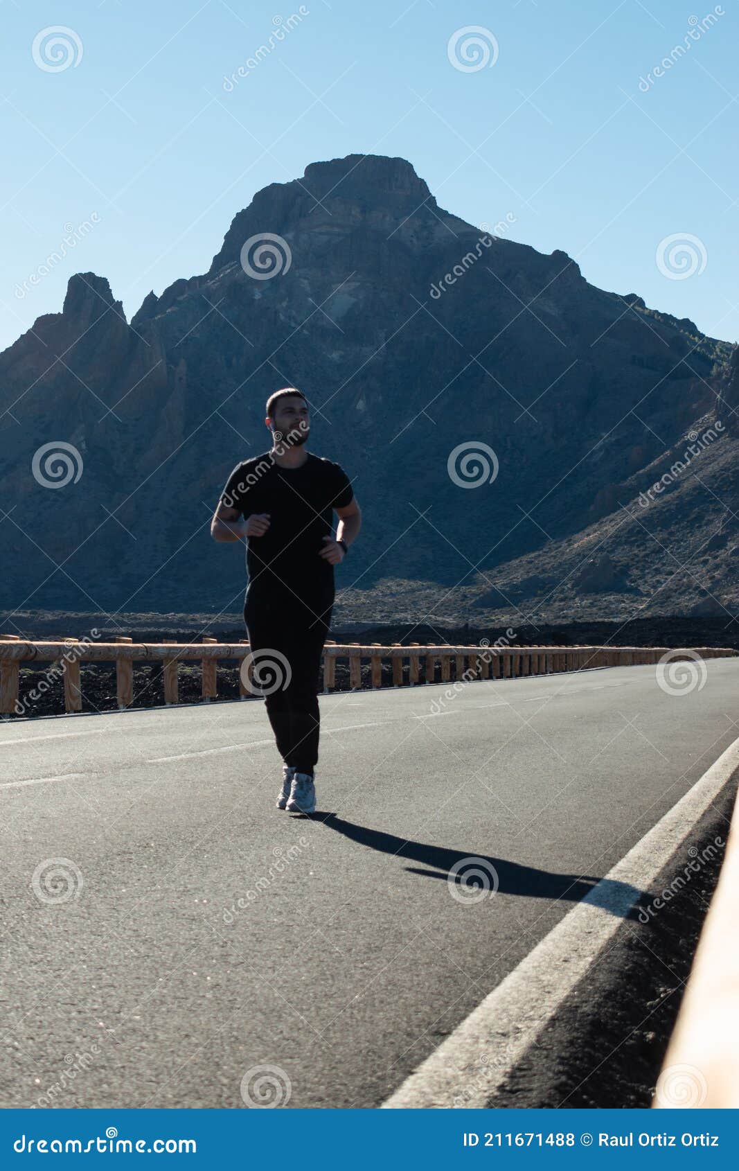 joven morena corriendo al aire libre