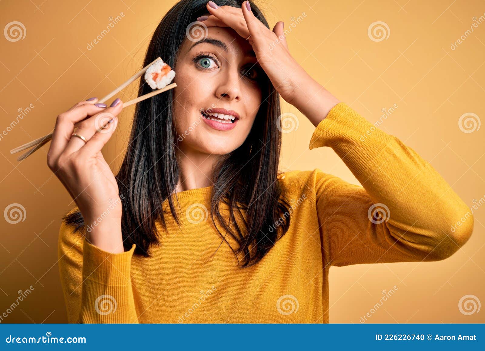 Joven Morena Mujer Con Ojos Azules Comiendo Sushi De Maki De Salmón Usando  Palillos Estresados Con La Mano En La Cabeza Impactada Foto de archivo -  Imagen de aislado, comer: 226226740