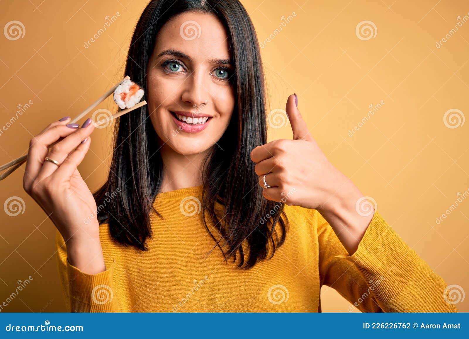 Joven Morena Mujer Con Ojos Azules Comiendo Sushi De Maki De Salmón Usando  Palillos Felices Con Una Gran Sonrisa Haciendo Bien Ano Foto de archivo -  Imagen de feliz, sonrisa: 226226762