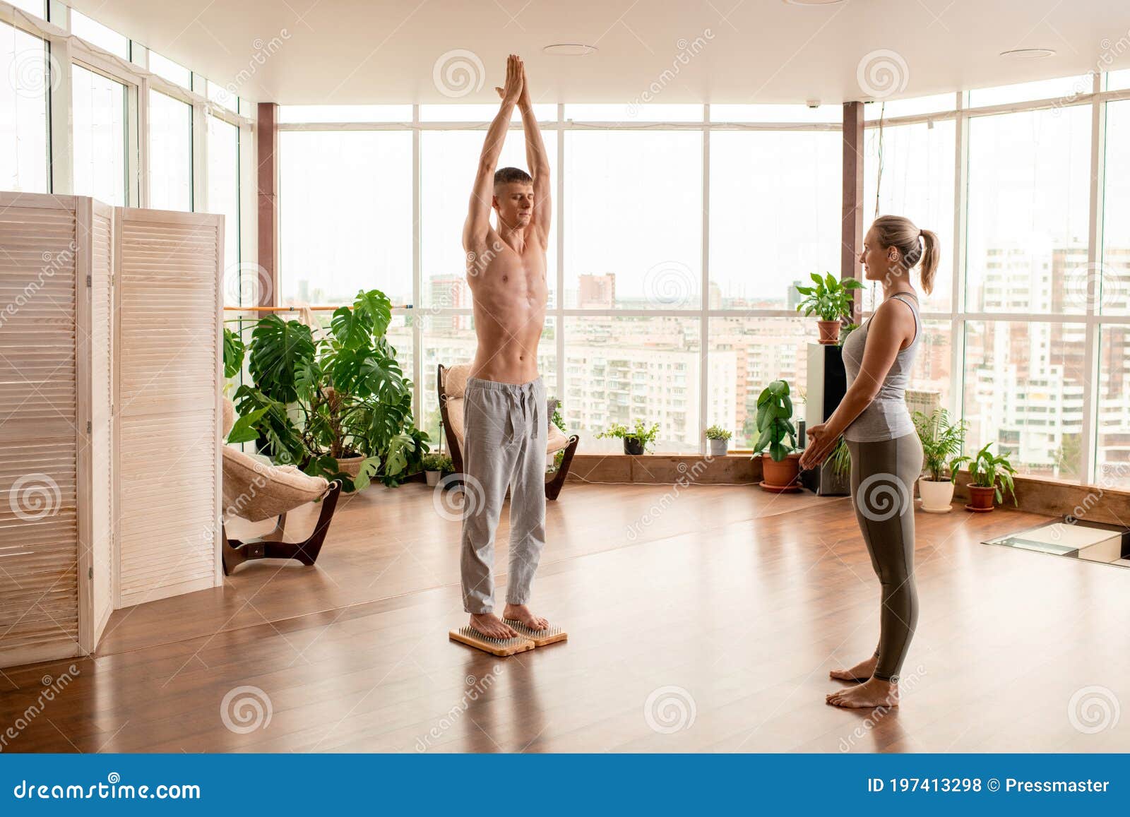 Joven Mujer Activa Con Ropa Deportiva Mirando a Un Hombre Sin Camisa Parado En Toallas De Yoga Foto de archivo Imagen de practicante bienestar 197413298