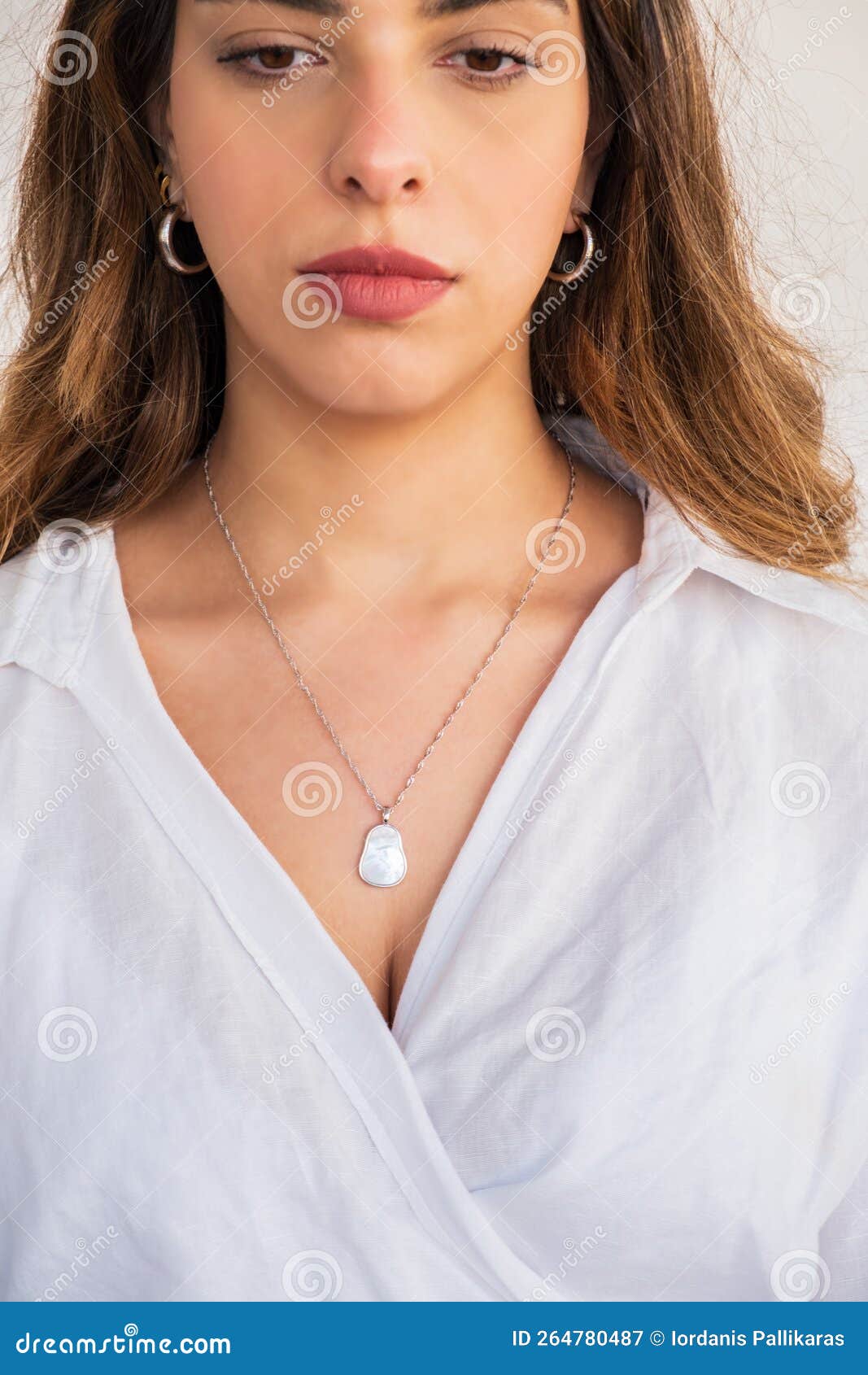 impacto Comparación Lejos Joven Mujer Con Collar De Perlas De Cadena De Plata Y Pendientes De Plata  Imagen de archivo - Imagen de morena, hembra: 264780487