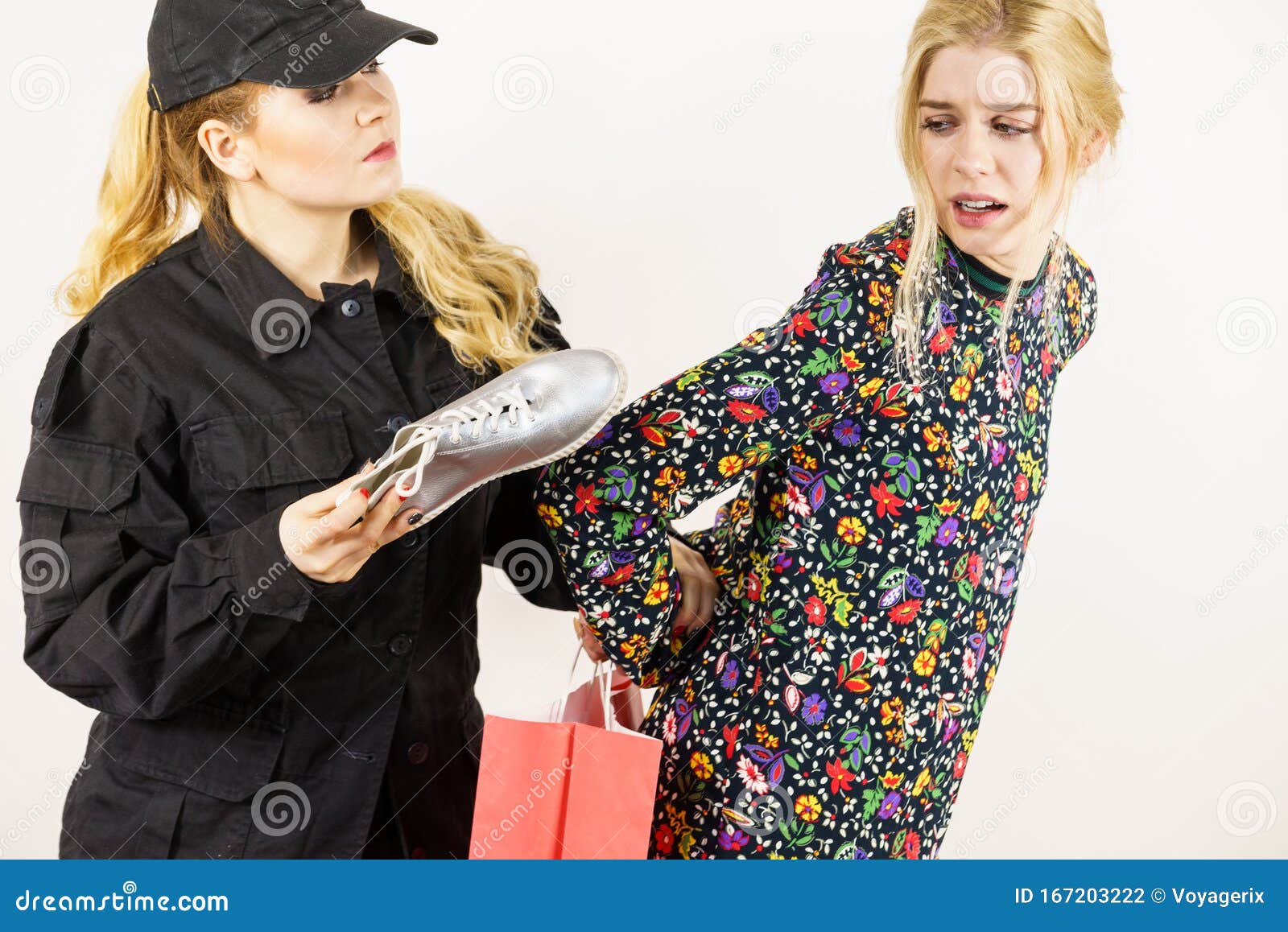 Joven Mujer De Moda Atrapada Robando Ropa Por Guardia De Seguridad Femenina  Foto de archivo - Imagen de persona, minorista: 167203222