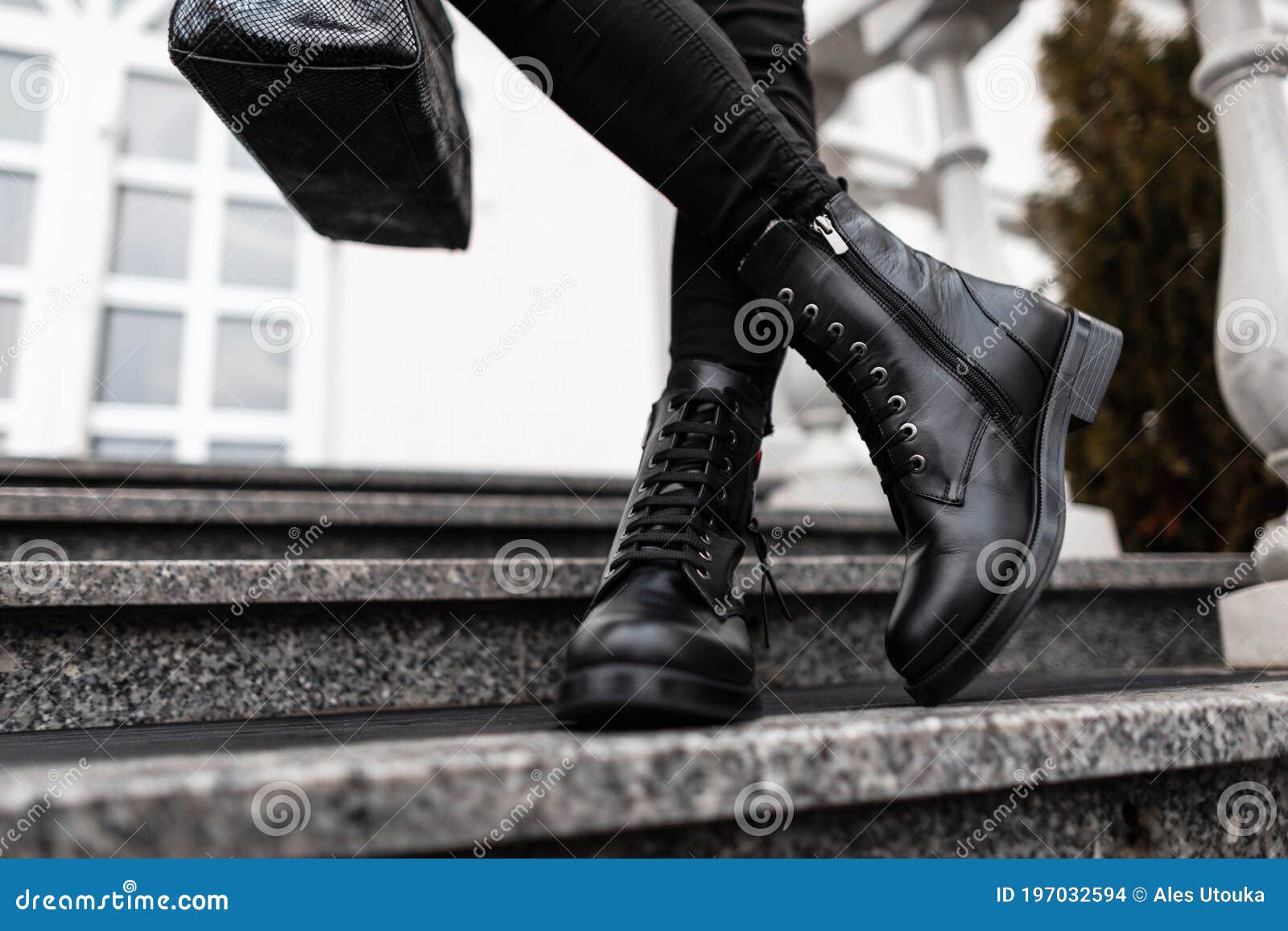 Joven Mujer De Moda Con Elegantes Botas Negras De Cuero En Jeans Con Una Bolsa Sobre Los Escalones De En La Ciudad. Cierre Foto de archivo - Imagen de vaqueros,