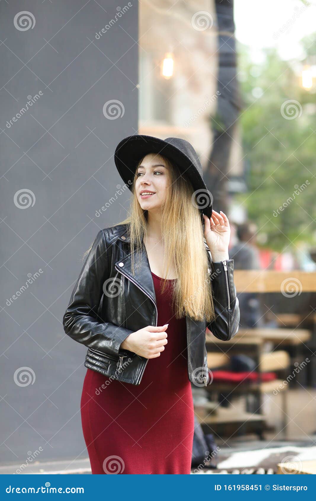 Joven Mujer Elegante Con Sombrero Negro Y Vestido Rojo, Chaqueta De Cuero  Imagen de archivo - Imagen de alineada, hermoso: 161958451