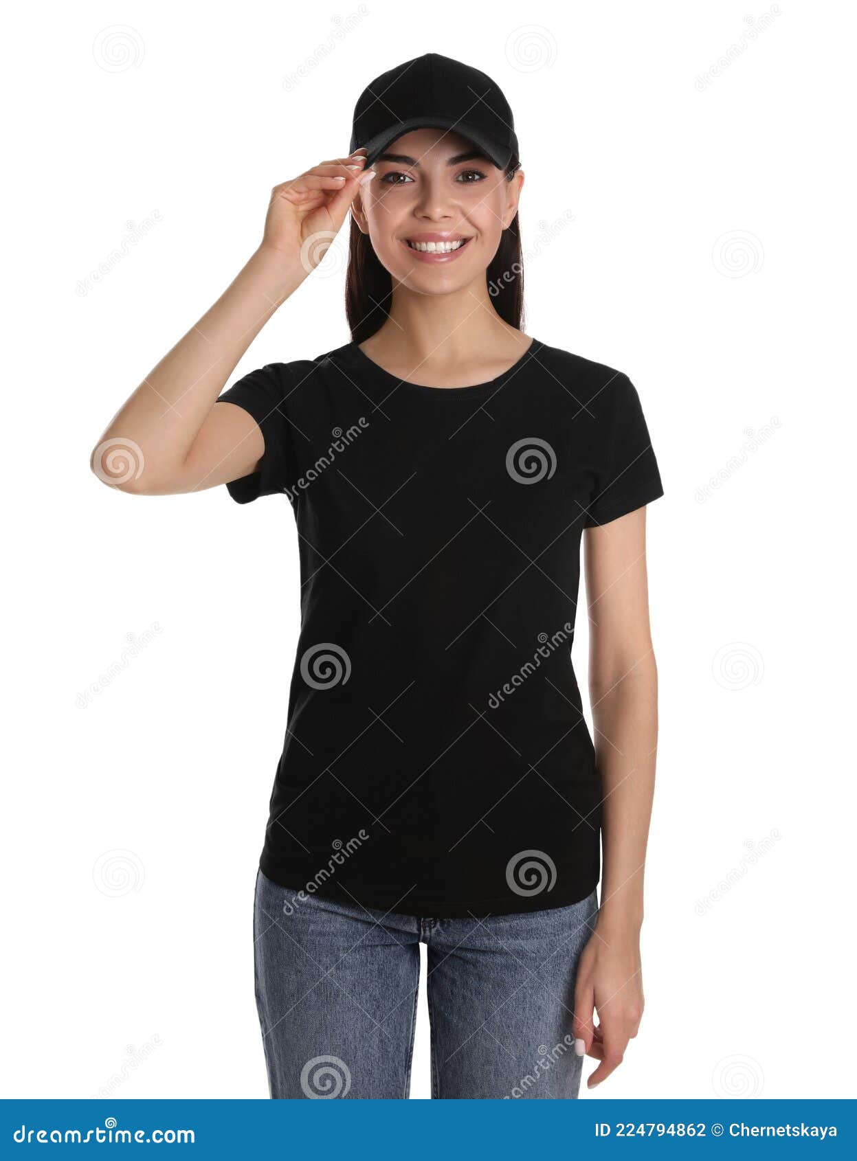 Moda mujer joven y bonita con un hermoso cuerpo atlético en una camiseta  negra con una gorra negra para maqueta de diseño en jeans negros se  encuentra en la ciudad