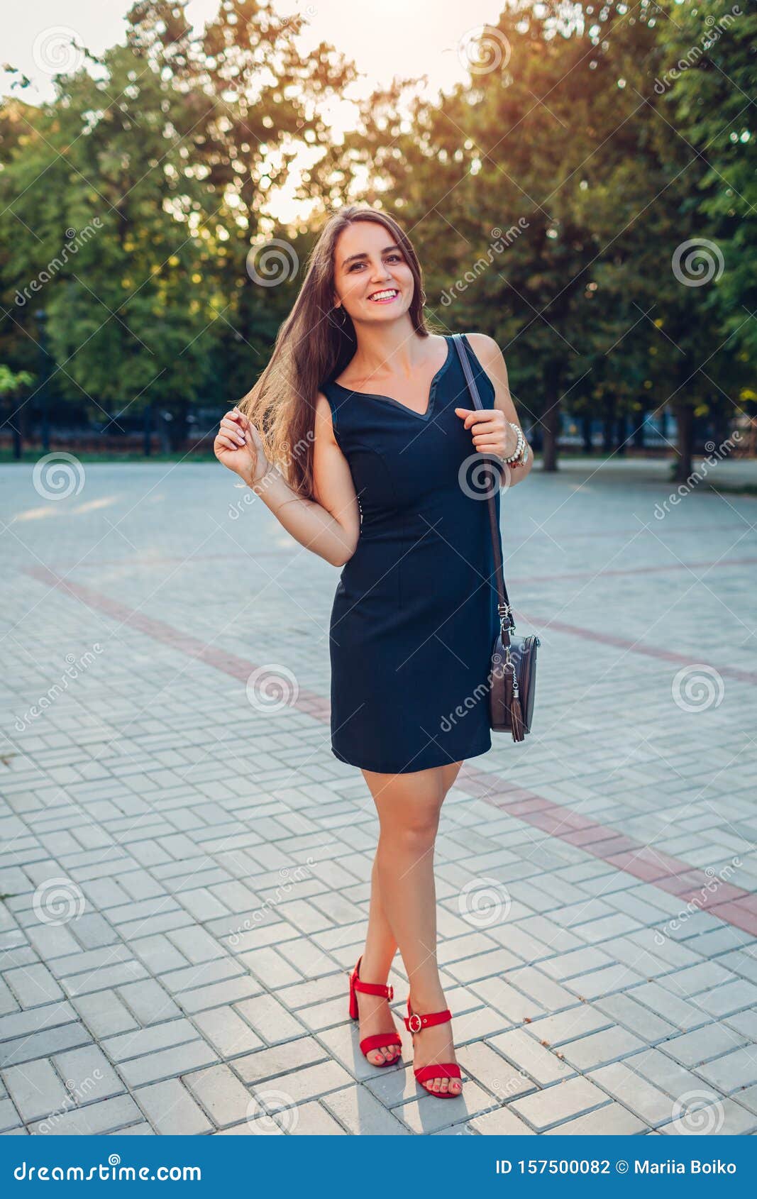 Joven Mujer Hermosa Caminando En El Parque De Verano. Mujer Elegante  Vestida Con Ropa De Moda Foto de archivo - Imagen de calzado, cuadrado:  157500082