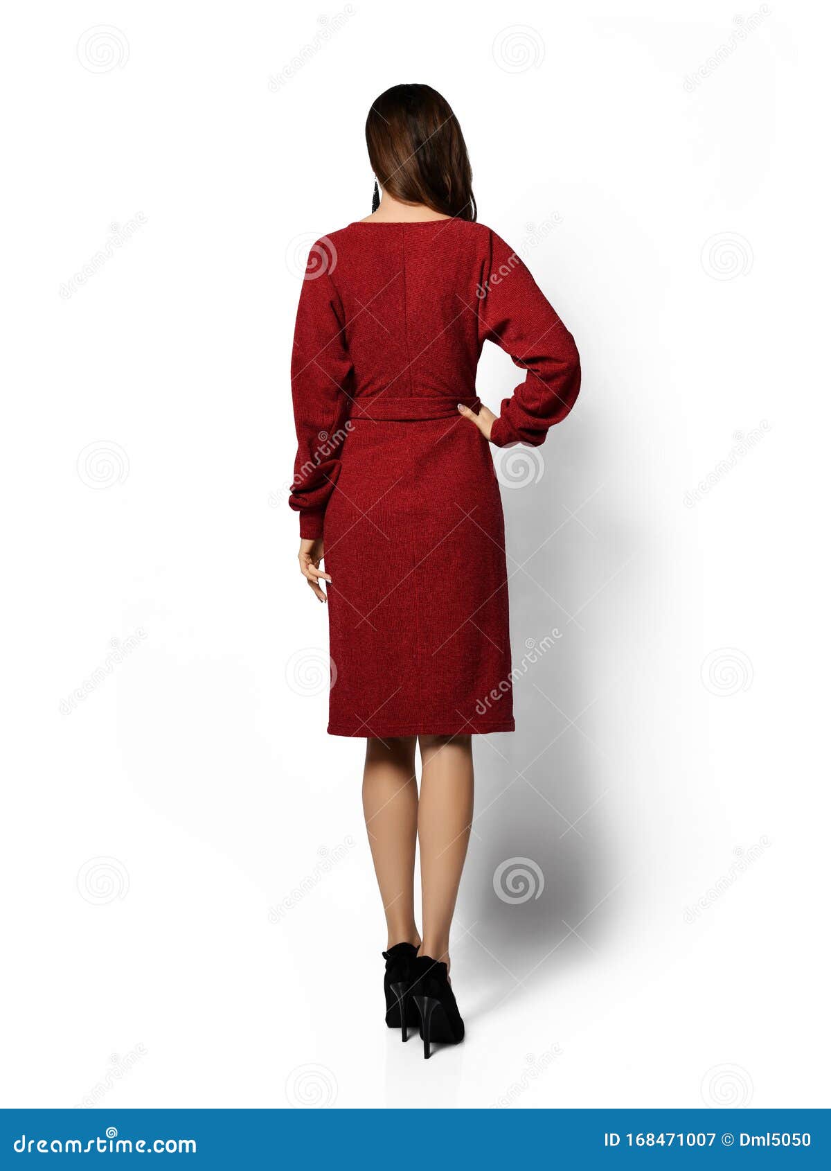 Joven Mujer Hermosa Posando En Nueva Forma Informal Morado Vestido Rojo De Invierno Alegre Sonriendo Caminando Imagen de archivo - Imagen de completo, maquillaje: