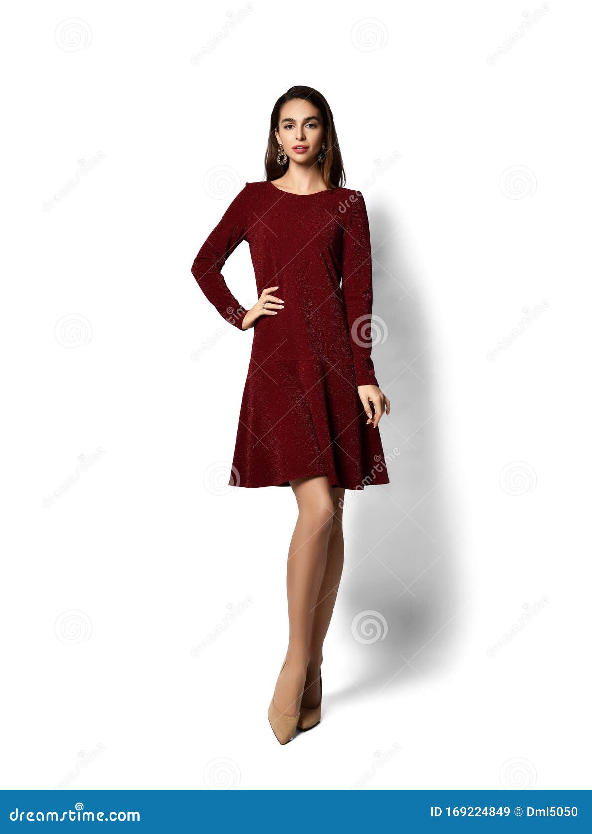 Joven Mujer Hermosa Posando En Nueva Forma Informal Oscuro Morado Vestido Rojo De Invierno Alegre Sonriendo Caminando Imagen de archivo - Imagen de modelo, atractivo: