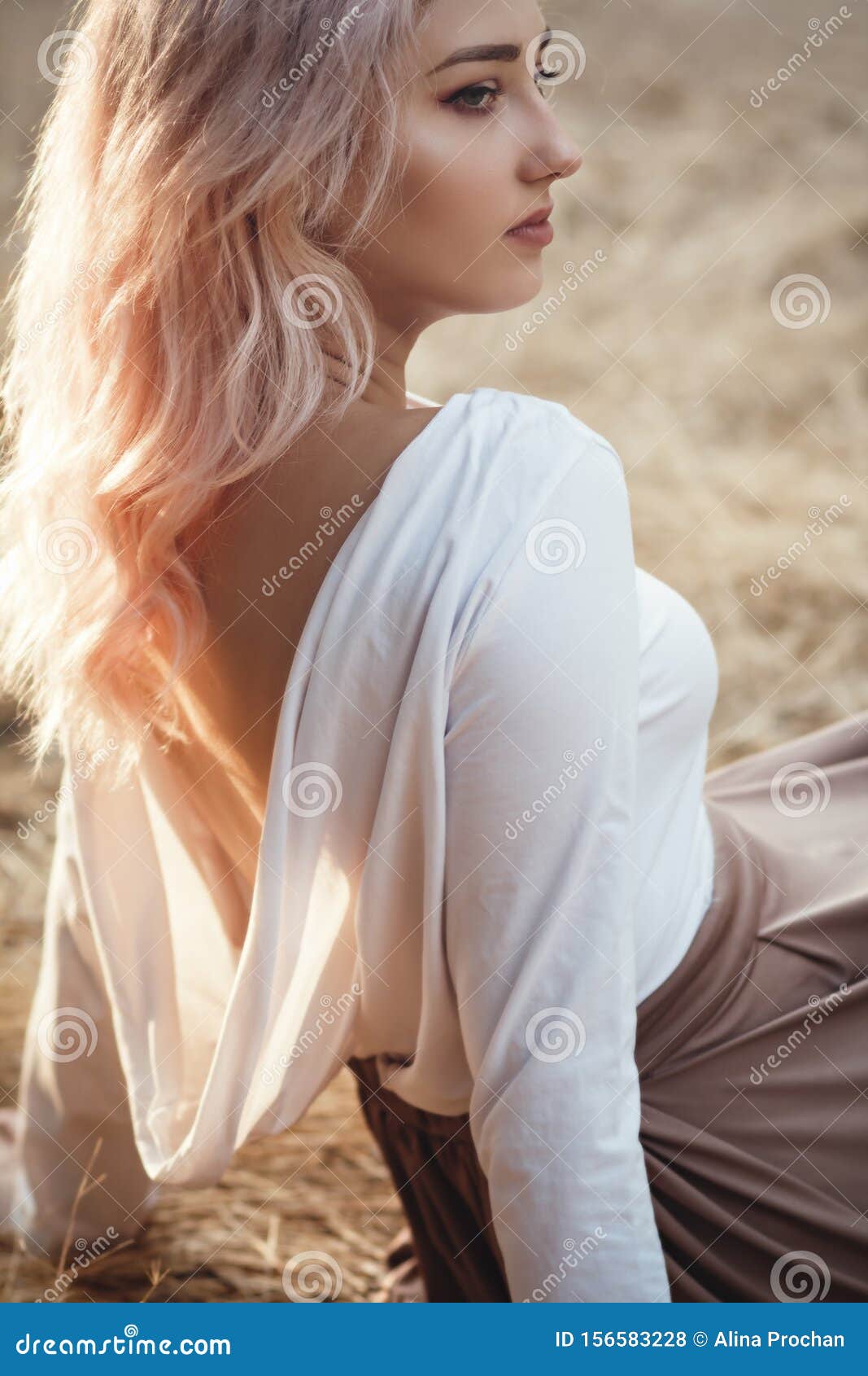 Joven Mujer Hermosa Vestida Desnuda En Un Fondo De Pasto Seco, Chica  RomÃ¡ntica RelajÃ¡ndose Sola En La Naturaleza, Natural Foto de archivo -  Imagen de campo, pelo: 156583228