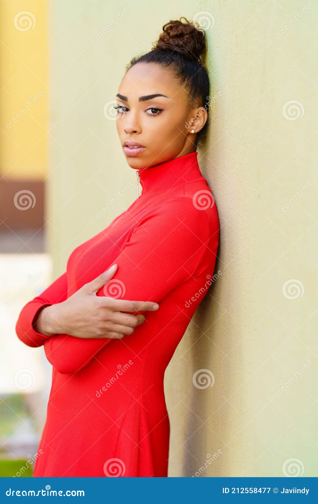 Joven Mujer Mixta Con Vestido Rojo Con Expresión Seria En Fondo Urbano.  Imagen de archivo - Imagen de fondo, ciudad: 212558477