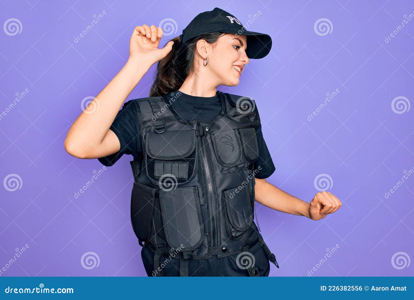 Joven Mujer Policía Con Uniforme De Chaleco Antibalas De Seguridad Sobre Fondo Morado Bailando Feliz Y Alegre Sonriente Foto de archivo - Imagen de movimiento, poli: 226382556