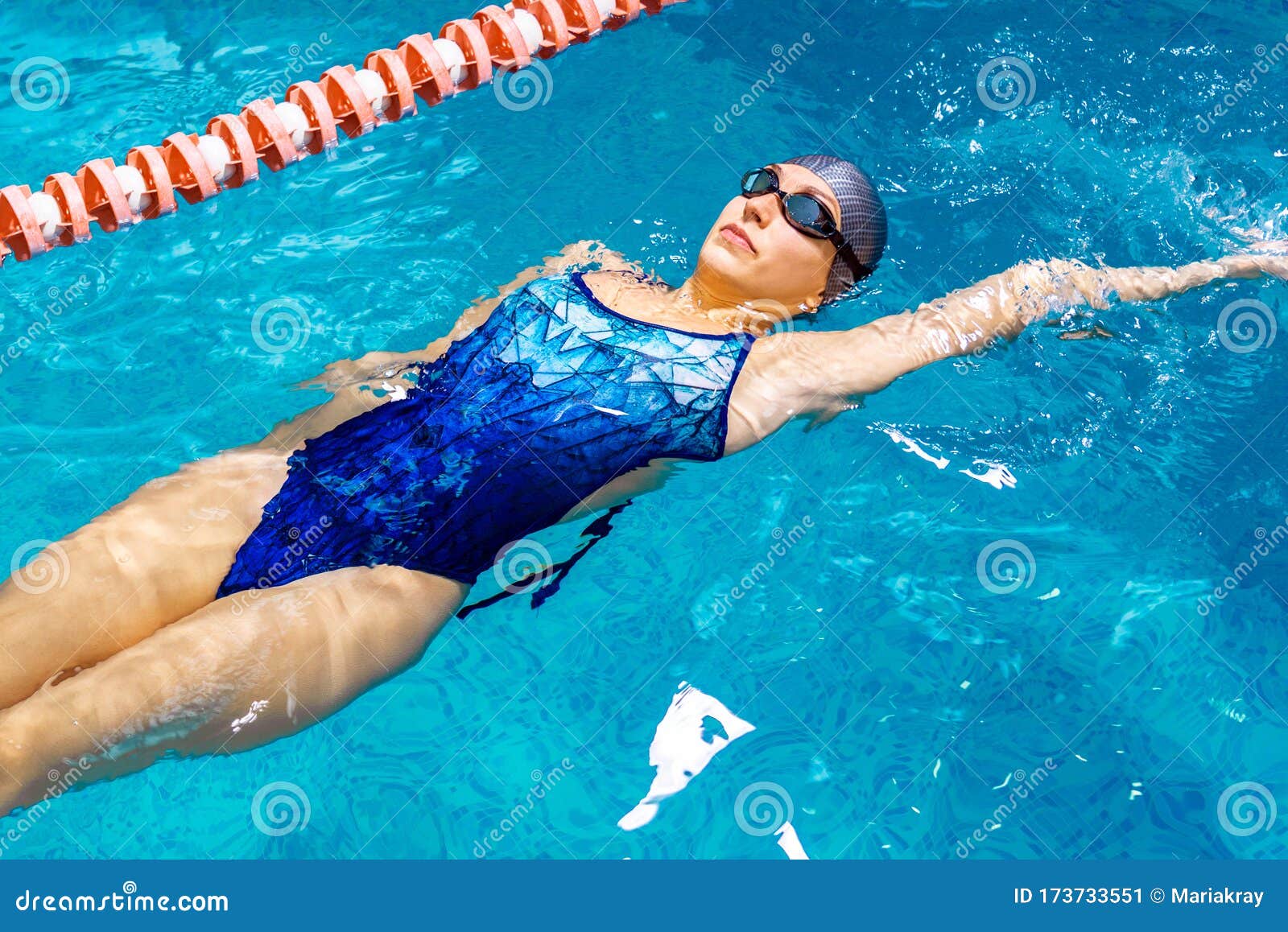 Joven Nadadora Profesional En Piscina Cubierta Imagen de archivo - Imagen  de atleta, disfrutar: 173733551