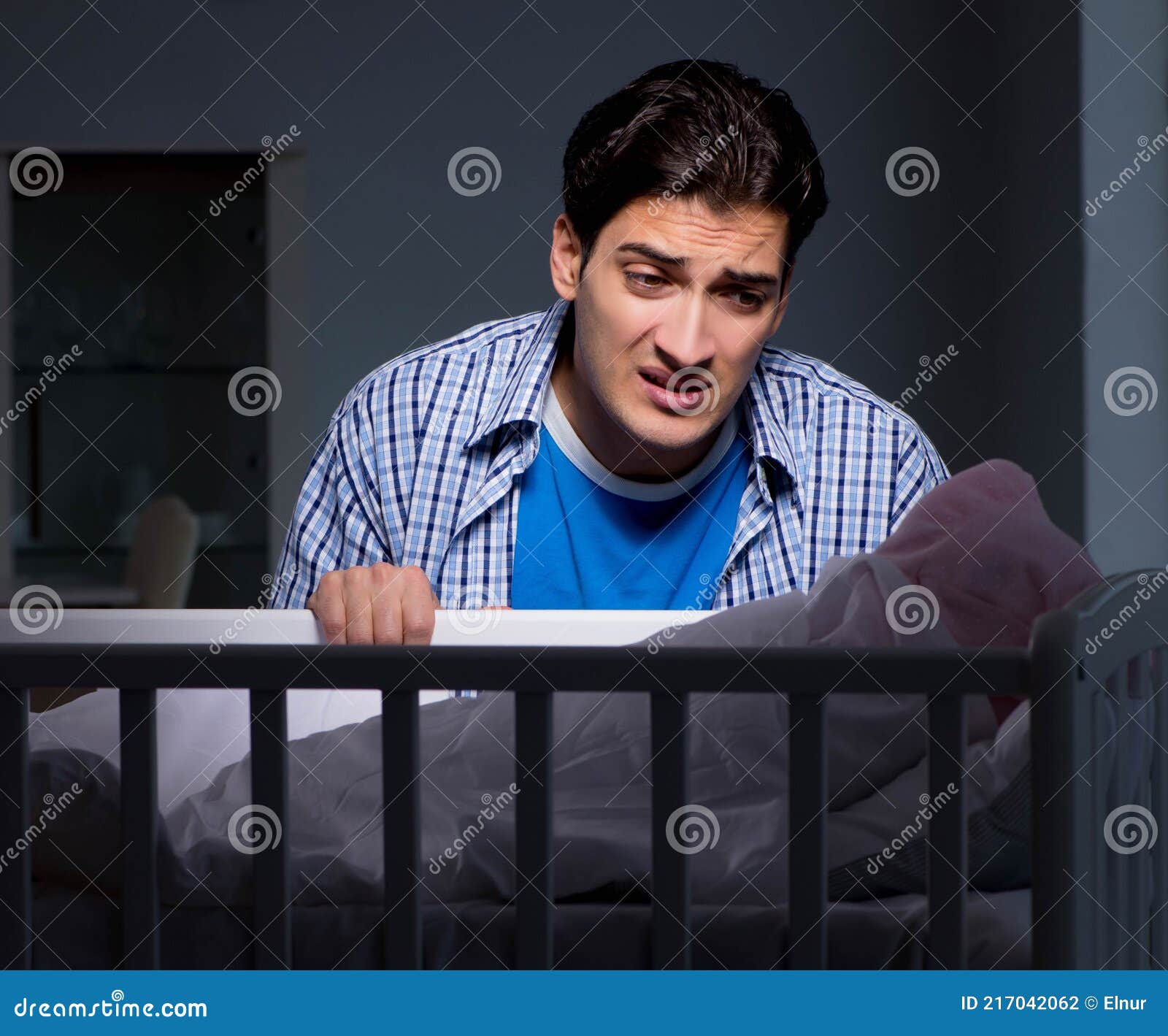 Joven Padre Bajo Estrés Debido a Bebé Llorando En La Noche Foto de archivo  - Imagen de paternidad, vivero: 217042062