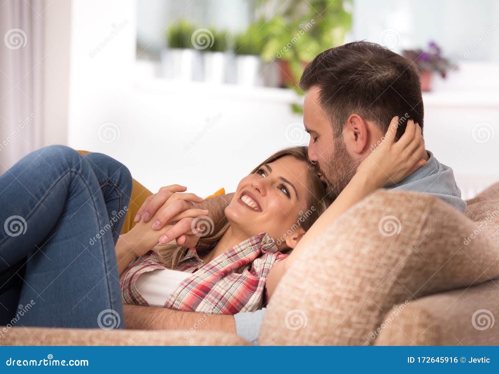 Joven Pareja Abrazada En El Sofá Foto de archivo - Imagen de regazo, pares: 172645916 Joven Pareja Abrazada En El Sofá Foto de archivo - Imagen de regazo, pares: 172645916