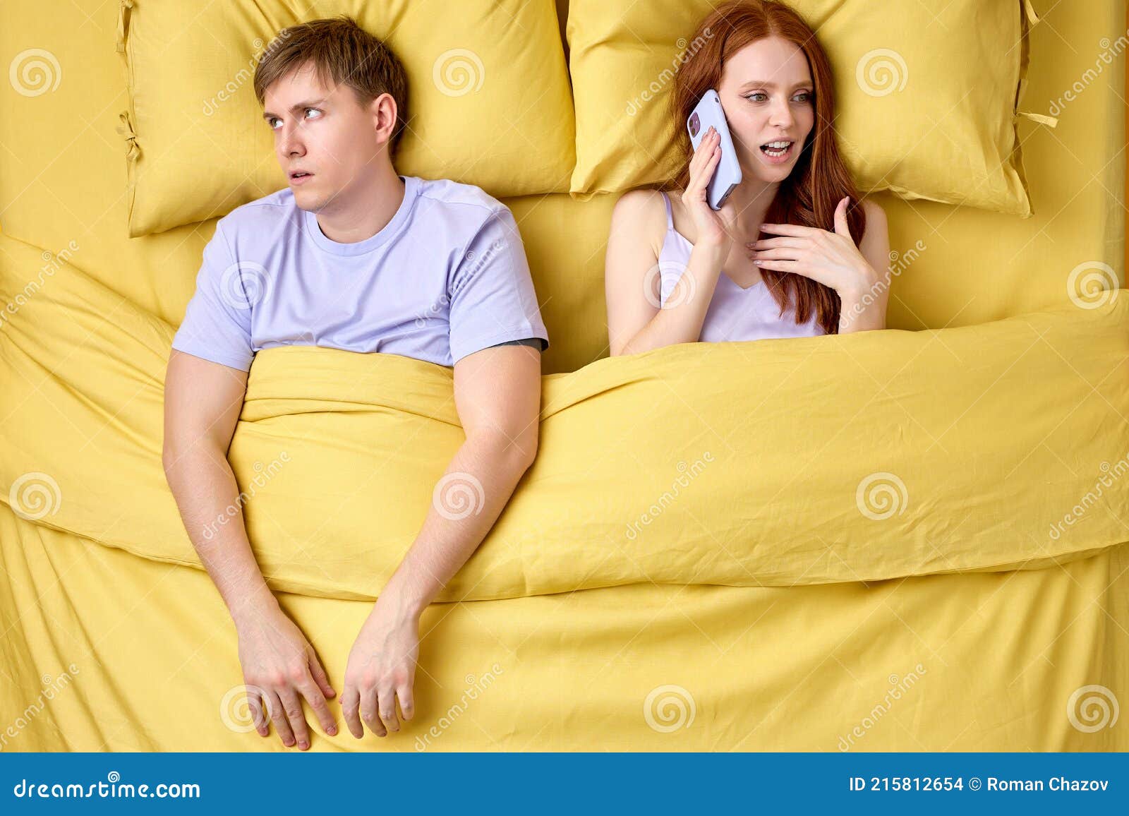 Joven Pareja Casada En La Cama Mujer Hablando Por Teléfono Hombre Aburrido Por Las Conversaciones Foto de archivo - Imagen de pares, teléfono: 215812654 Joven Pareja Casada En La Cama Mujer Hablando Por Teléfono Hombre Aburrido Por Las Conversaciones Foto de archivo - Imagen de pares, teléfono: 215812654