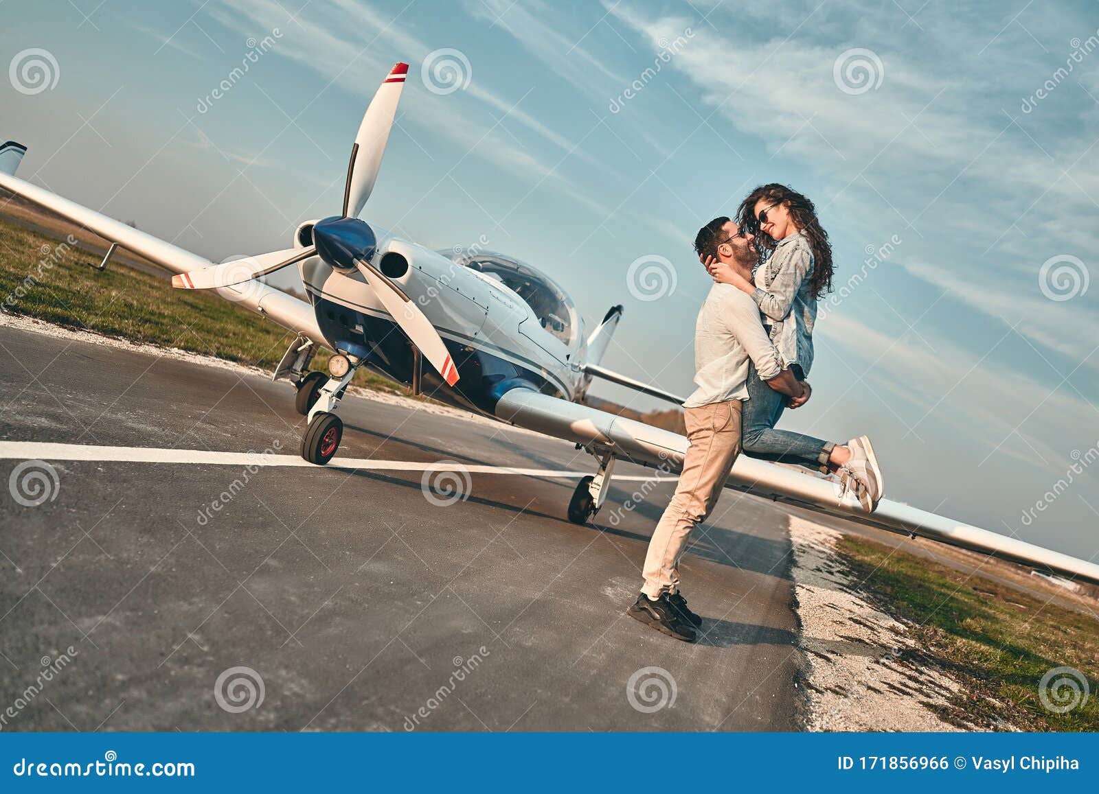 Joven Pareja Feliz Se Está Divirtiendo En La Pista De Aterrizaje Cerca Del Avión Foto de archivo - Imagen de plano, pares: 171856966 Joven Pareja Feliz Se Está Divirtiendo En La Pista De Aterrizaje Cerca Del Avión Foto de archivo - Imagen de plano, pares: 171856966
