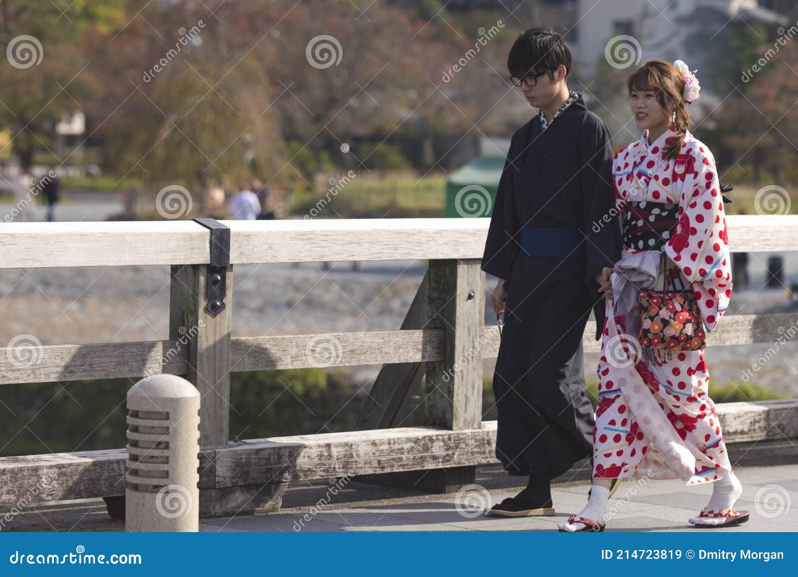 Joven Pareja Japonesa En Tradicional Kimono Japonés Caminando Por La Calle  De Kyoto Japón Imagen de archivo editorial - Imagen de japonés,  fashionable: 214723819