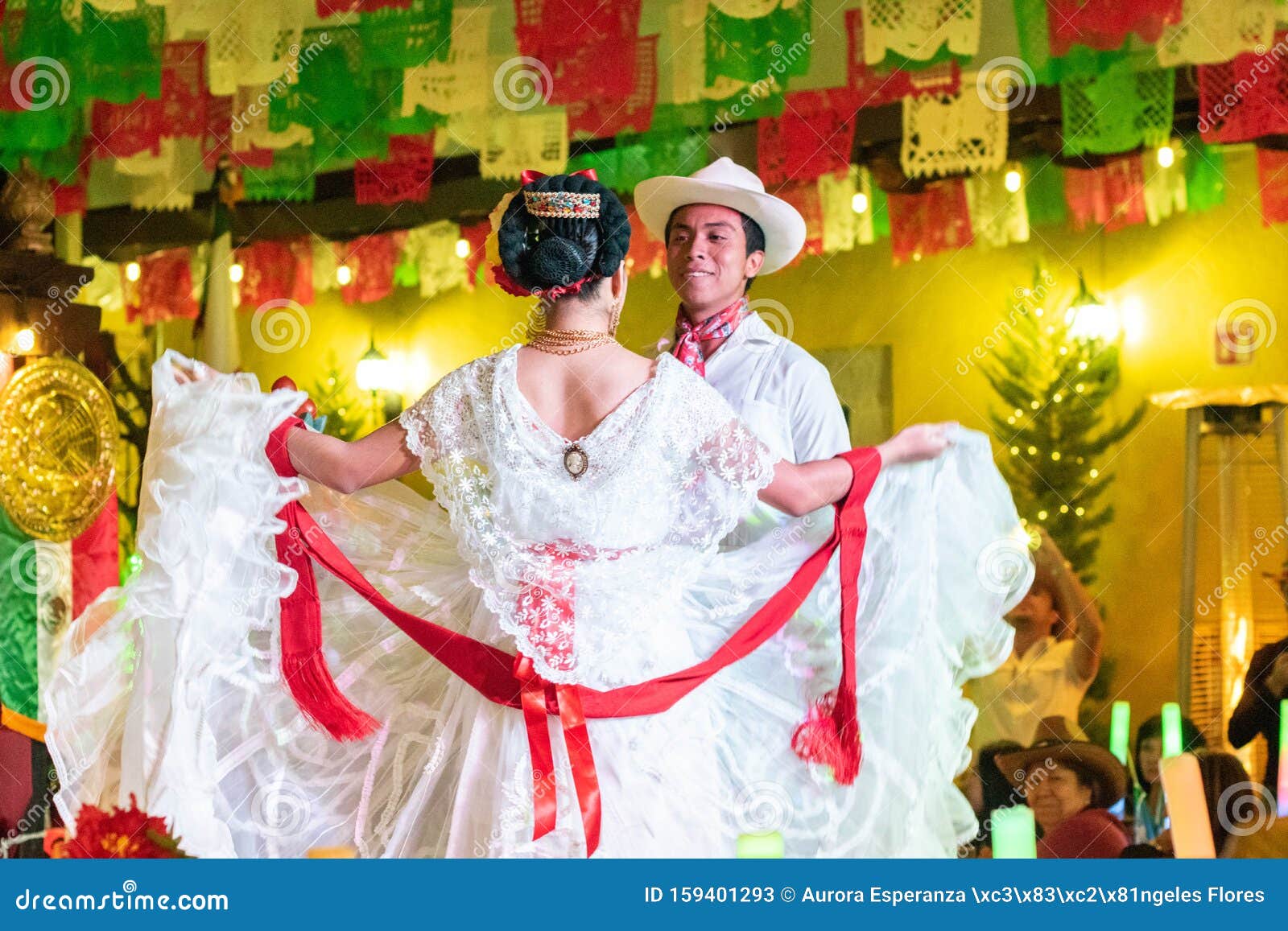 Joven Pareja Vestida Con Ropa Tradicional De Veracruz, México Foto de  archivo editorial - Imagen de vacaciones, sonrisa: 159401293