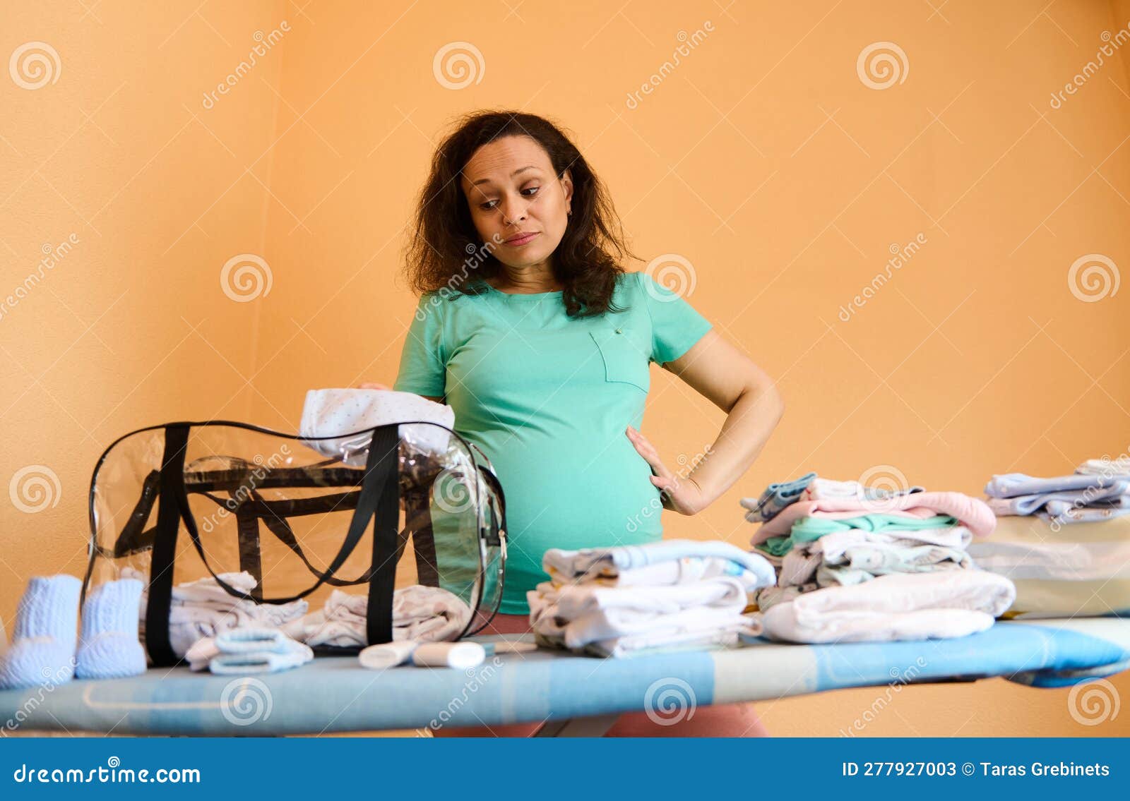 Joven Perpleja Embarazada Que Espera Que Un Bebé Recoja Ropa De Recién  Nacido En La Bolsa Para Un Hospital De Maternidad Imagen de archivo -  Imagen de paternidad, ropa: 277927003