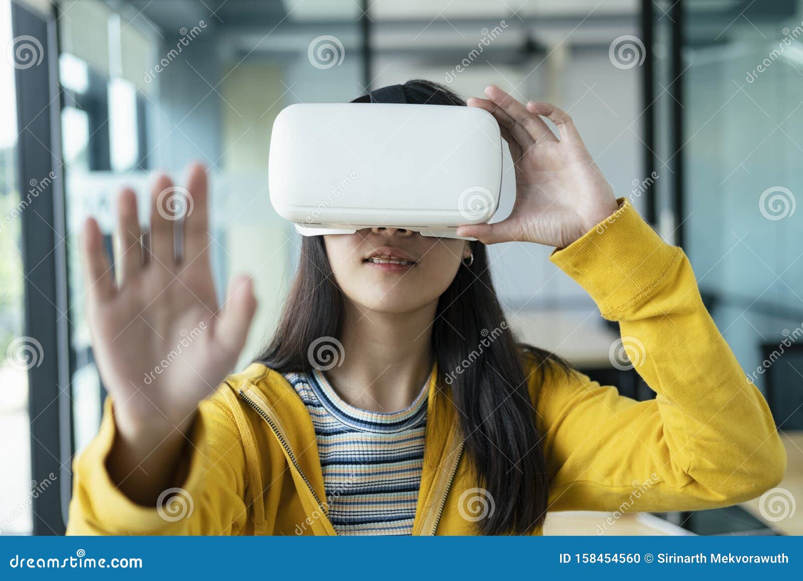 Joven Programador Con Lentes De Realidad Virtual Para Probar La