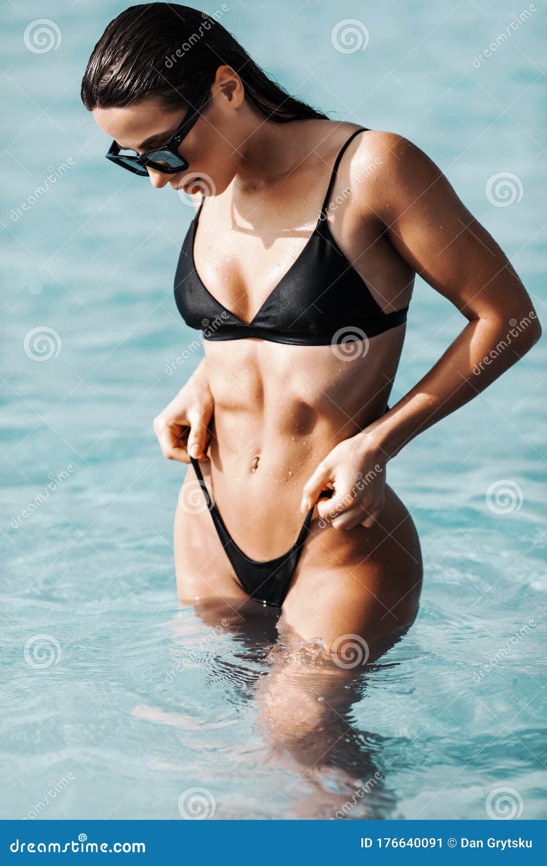 Joven Sexy Mujer De Traje De Baño Negro Bikini Con Gafas De Sol Disfrutar Del Agua Del Mar Imagen de archivo - Imagen de relaje, encanto: 176640091
