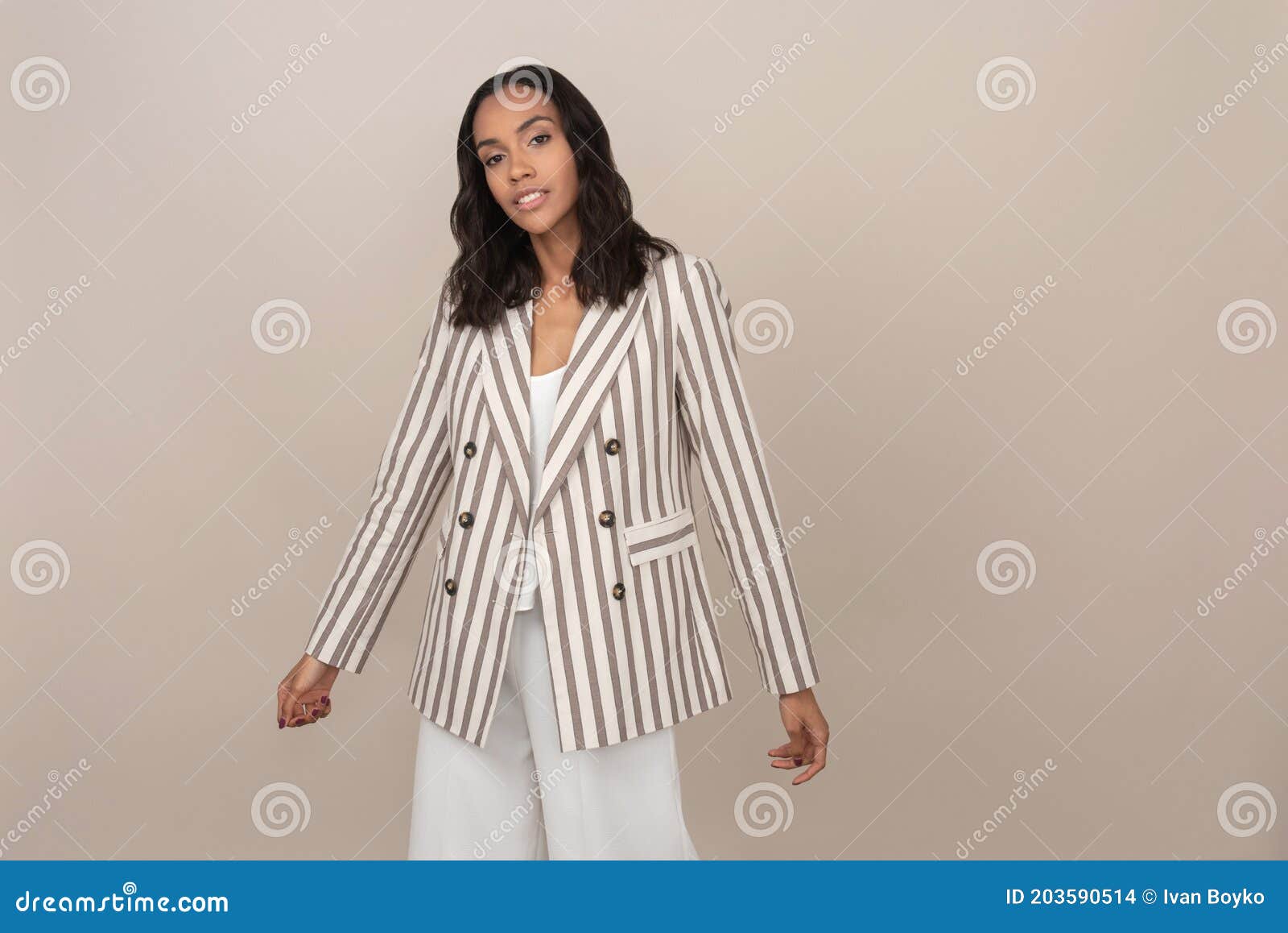 Simple Y Elegante Mujer Con Chaqueta a Rayas Foto de archivo - Imagen de afro, ropas: 203590514