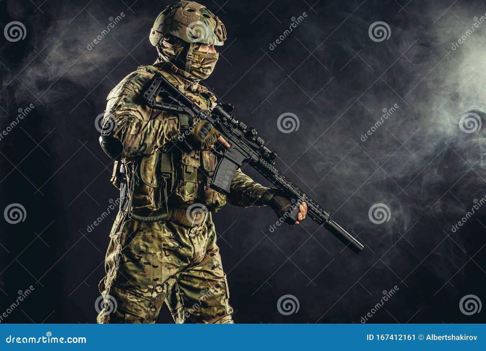 Listo para disparar fuerzas del ejército ropa militar de hombre