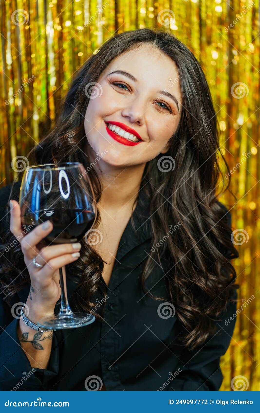 Joven Sonriente Linda Mujer Con Maquillaje Vestido De Camisa Negra  Sosteniendo Un Vaso Con Vino Tinto Sobre Fondo De Mejillón Dora Foto de  archivo - Imagen de rojo, alcohol: 249997772