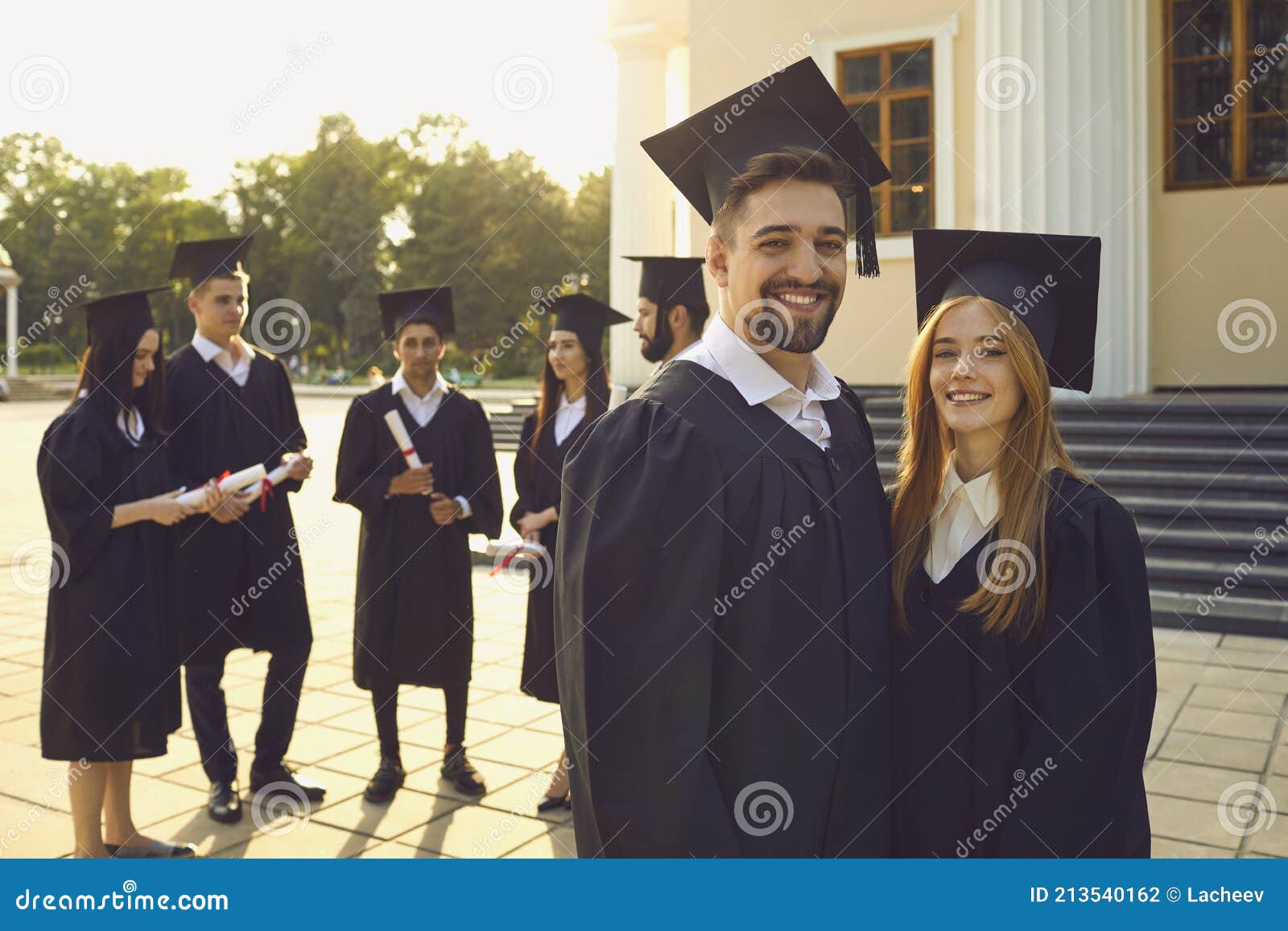 Joven Sonriente Pareja Chico Y Chica Estudiantes Universitarios Graduados  De Pie Y Mirando a Cámara Foto de archivo - Imagen de alegre, sombrero:  213540162