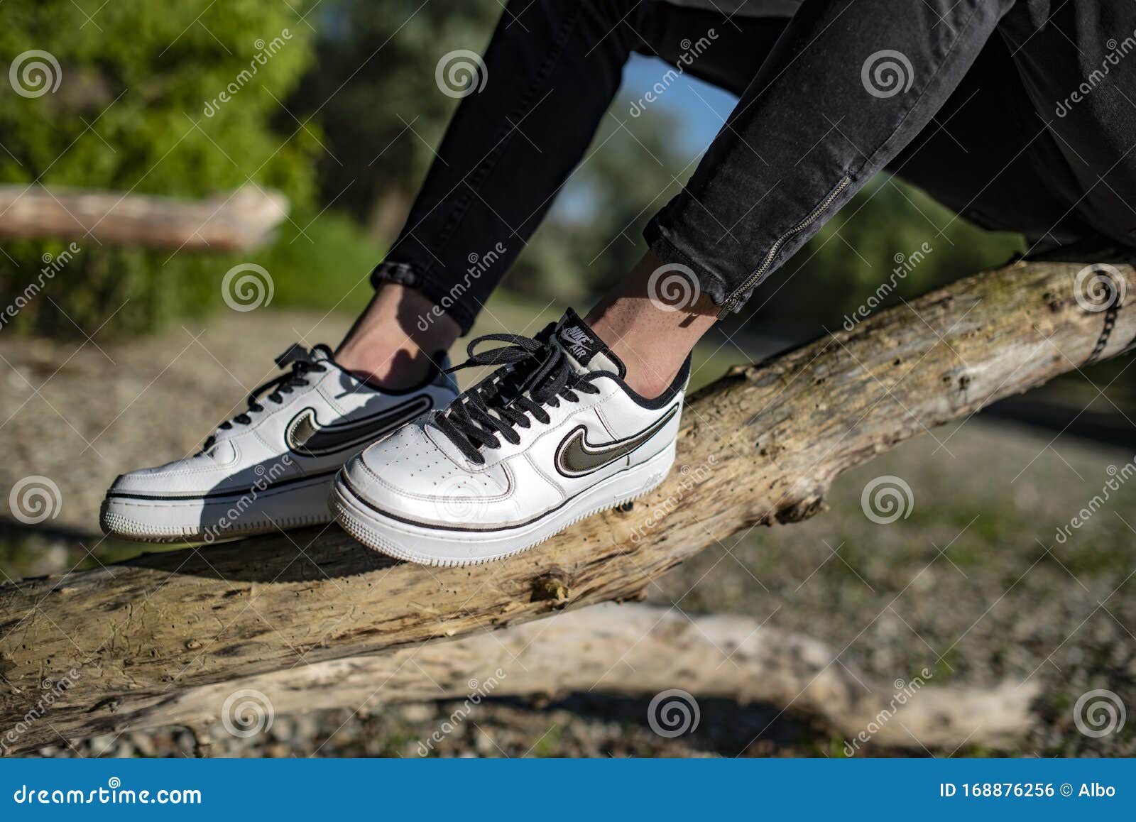 Joven Usando LV8 De Nike Air Force `07 Afuera Foto editorial - Imagen de escuela, 168876256