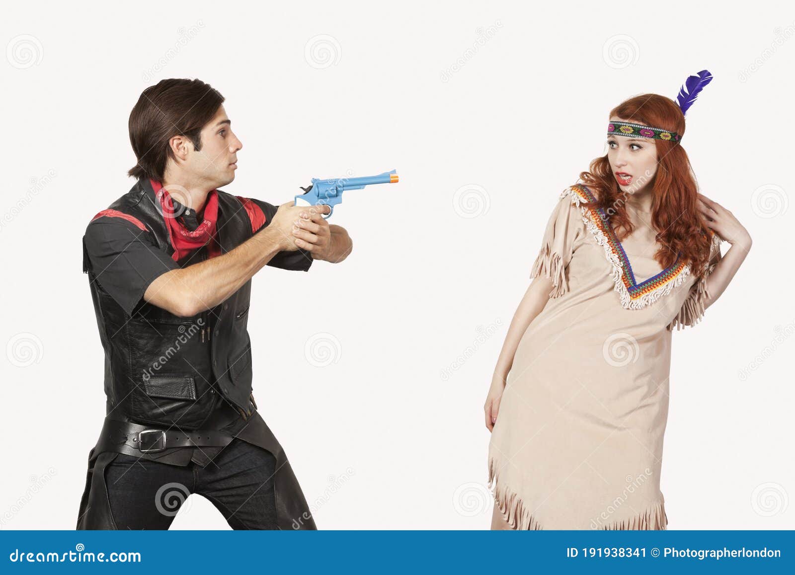 Joven Vaquero Apuntando Pistola a Una Mujer Con Disfraz Anticuado