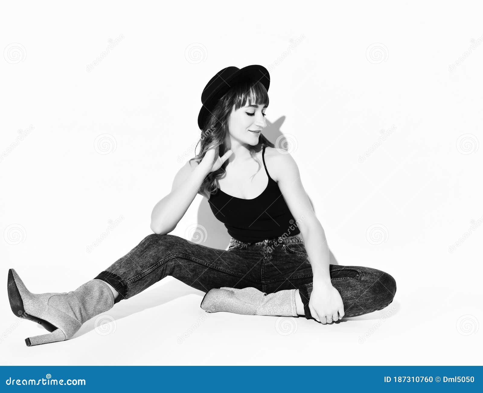 Joven Y Bella Morena Mujer Con Elegante Sombrero De Vestir Casual Y Botas De Tacones Altos Sentadas En El Suelo Con Las Piernas Es Foto de archivo - Imagen de mirada, atractivo: Joven Y Bella Morena Mujer Con Elegante Sombrero De Vestir Casual Y Botas De Tacones Altos Sentadas En El Suelo Con Las Piernas Es Foto de archivo - Imagen de mirada, atractivo: