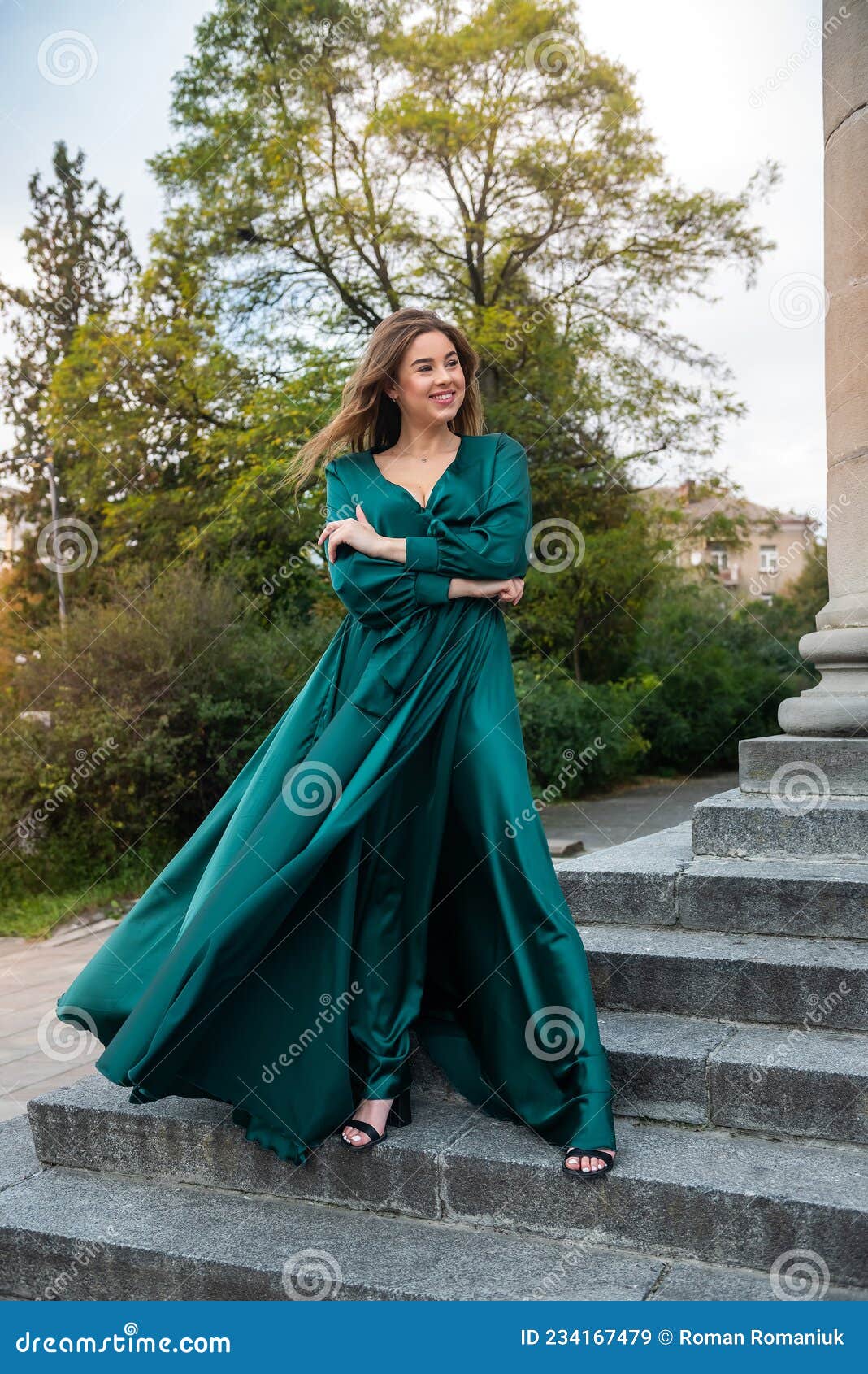 Joven Y Elegante Mujer De Larga Duración, De Hermosa Vestimenta Verde, De  Pie En Escalera De Piedra Imagen de archivo - Imagen de morena, lujo:  234167479