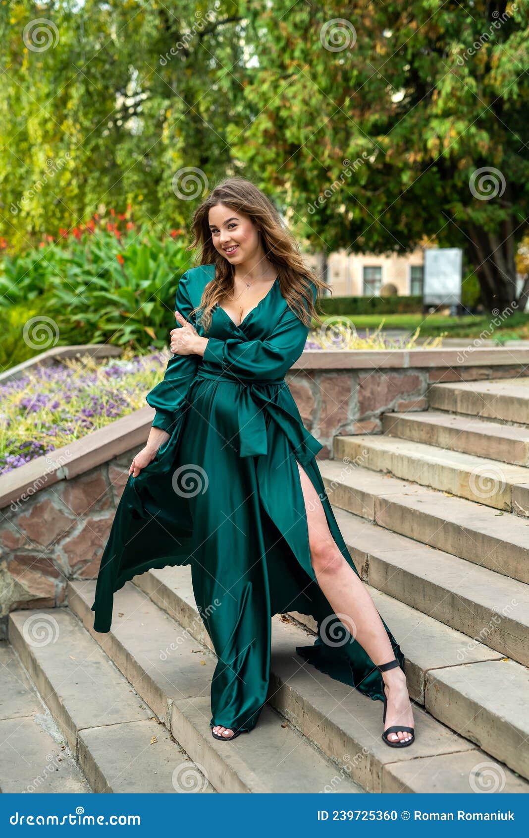 Joven Y Elegante Mujer De Larga Duración, De Hermosa Vestimenta Verde, De  Pie En Escalera De Piedra Foto de archivo - Imagen de morena, lujo:  239725360