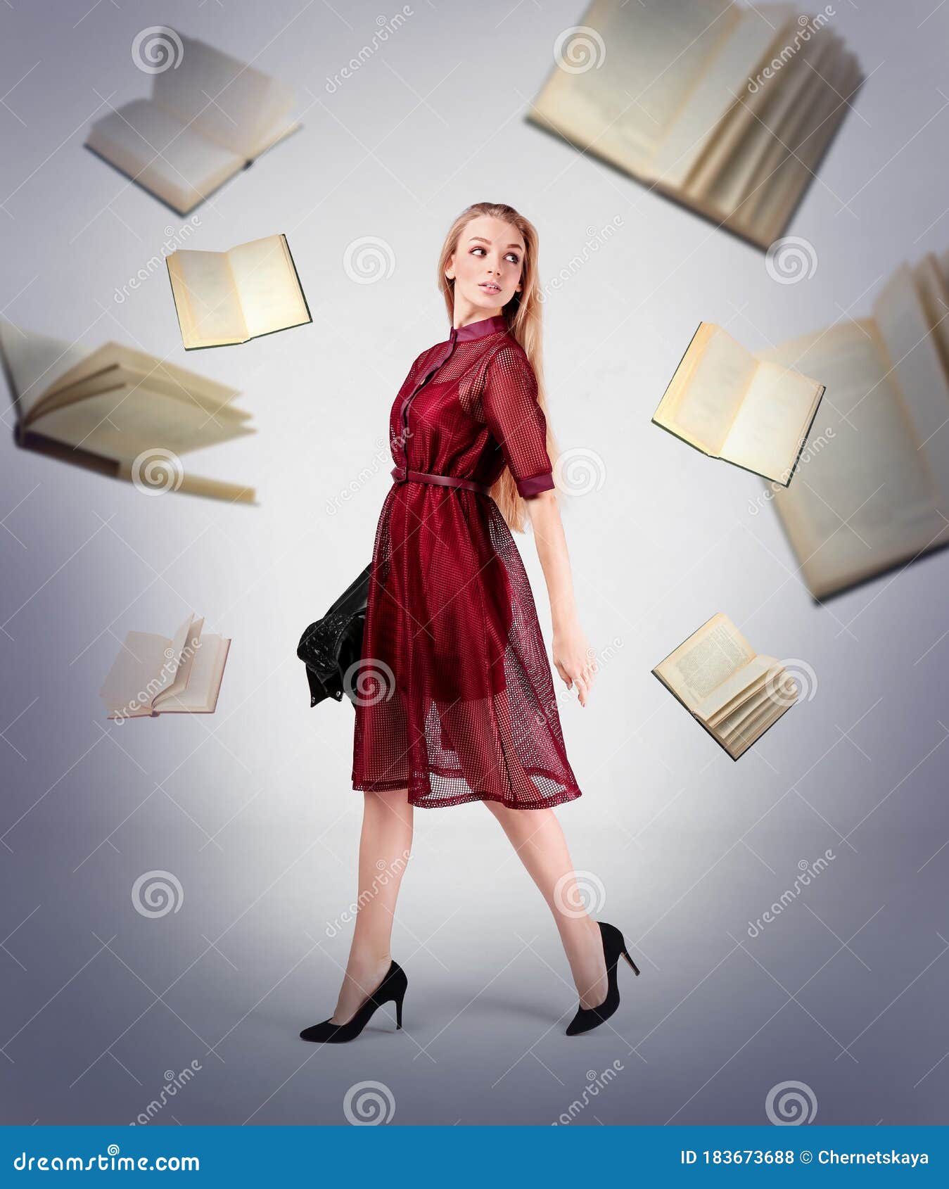 Joven Y Elegante Mujer En Vestimenta Y Libros De Vuelo Sobre El Fondo Foto  de archivo - Imagen de misterio, adulto: 183673688