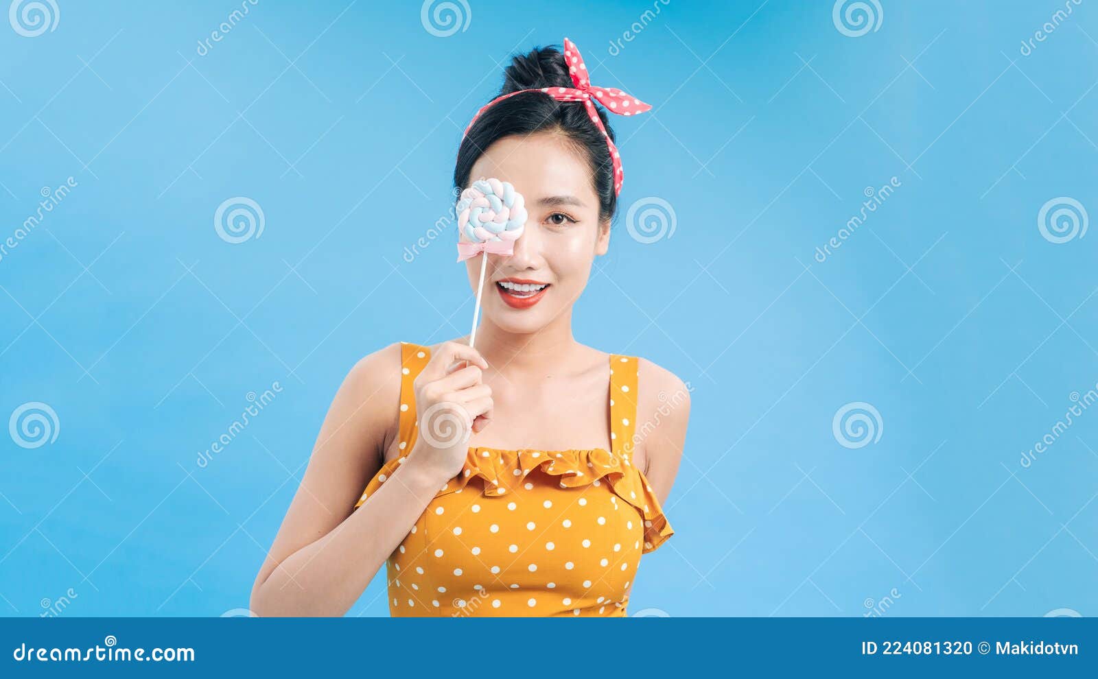 Joven Hermosa Hipster Sonriente Ropa De De Verano Modelo Positivo Escondiendo Su Ojo Por Lollipop Foto de archivo - Imagen de caramelo, color: 224081320