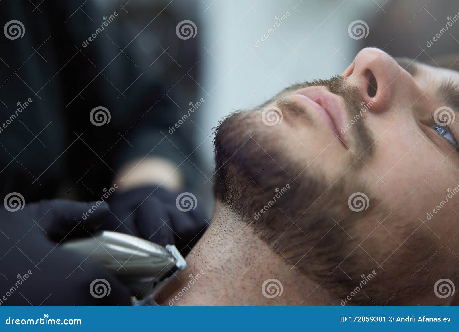 Joven Y Hermosa Mujer Caucásica Peluquera Corta Barba Hombre Apuesto En La  Barbería Moderna Imagen de archivo - Imagen de departamento, mano: 172859301