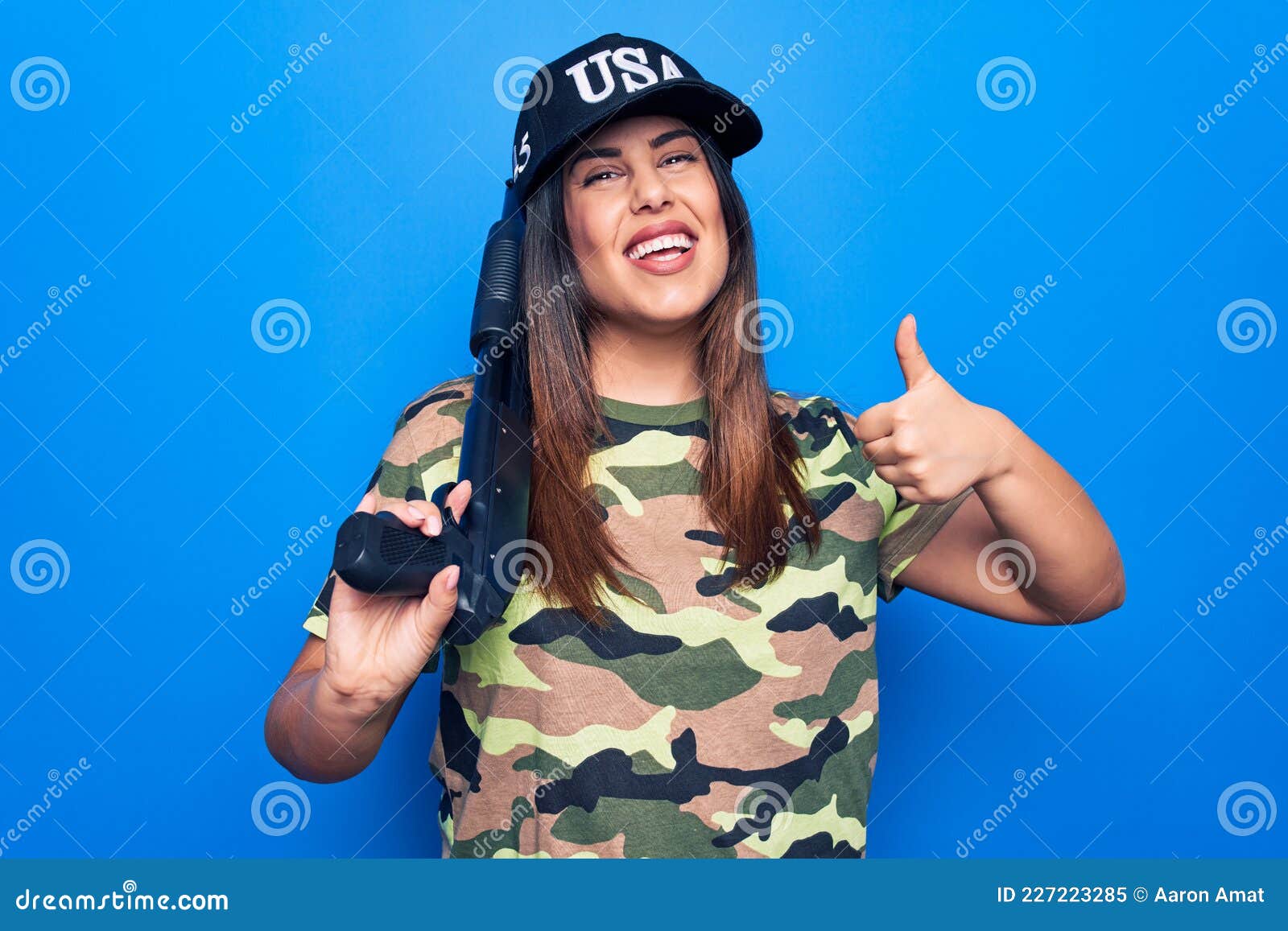 Joven Y Mujer Cazadora Con Camiseta De Camuflaje Y Gorra De Ee.uu. Sosteniendo Una Escopeta Feliz Y Positivo Pul Imagen de archivo - Imagen de dedo, gesto: 227223285