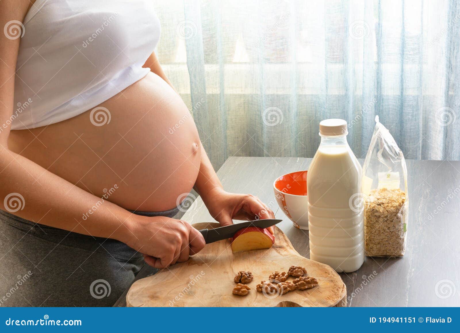 Joven Y Hermosa Mujer Embarazada Preparando Un Desayuno Saludable En Casa Imagen De Archivo Imagen De Desayuno Comer 194941151