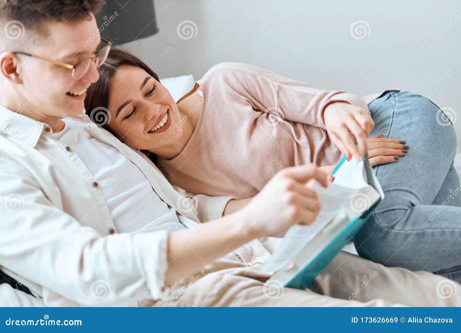 Joven Y Mujer Con Ropa Informal Descansando En El Dormitorio Imagen de archivo - Imagen hombres, gente: 173626669