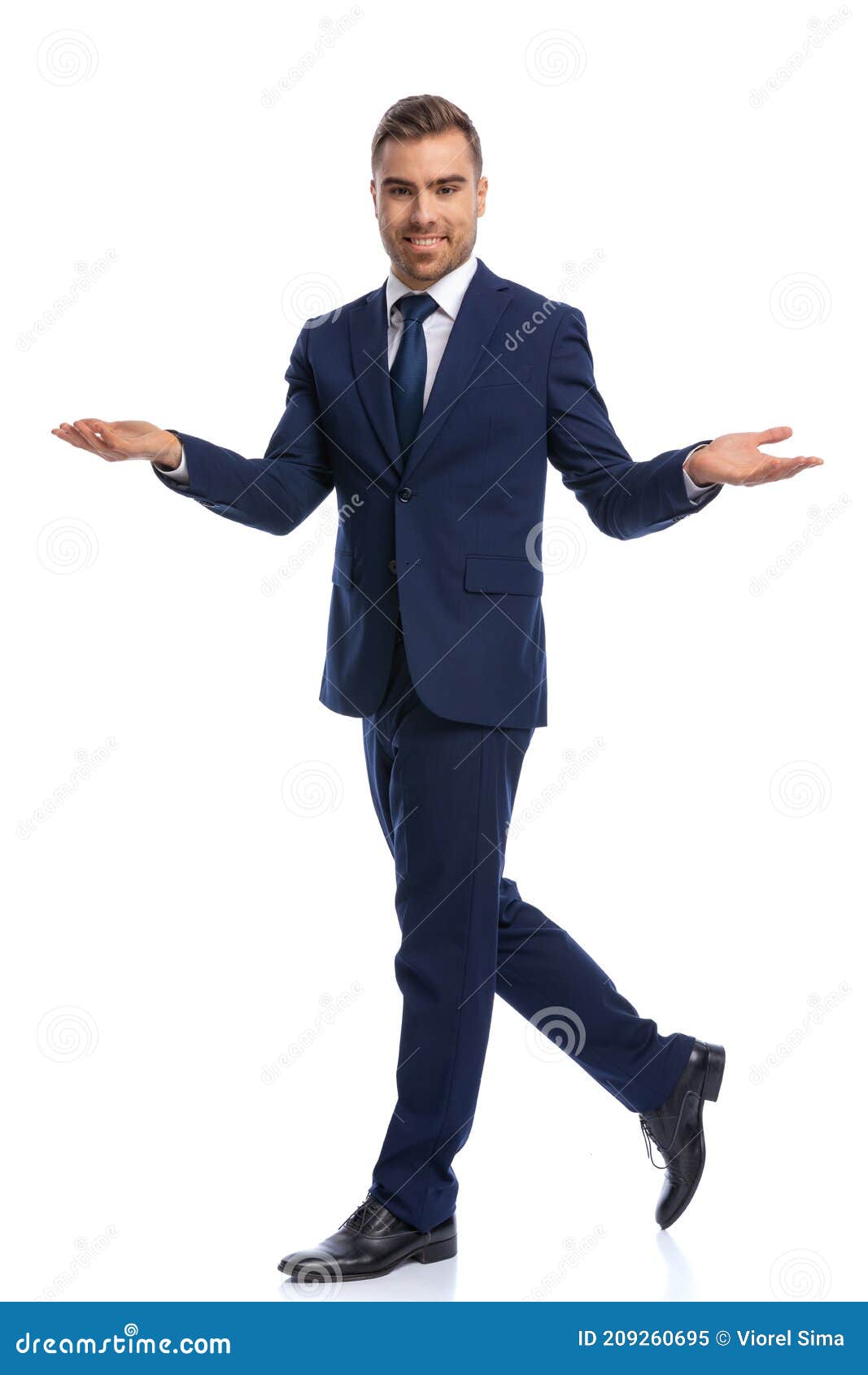 Joven Y Sonriente Empresario Con Traje Azul Marino Abriendo Las Manos Y Presentando Imagen de archivo - Imagen de elegante, mirando: 209260695 Joven Y Sonriente Empresario Con Traje Azul Marino Abriendo Las Manos Y Presentando Imagen de archivo - Imagen de elegante, mirando: 209260695