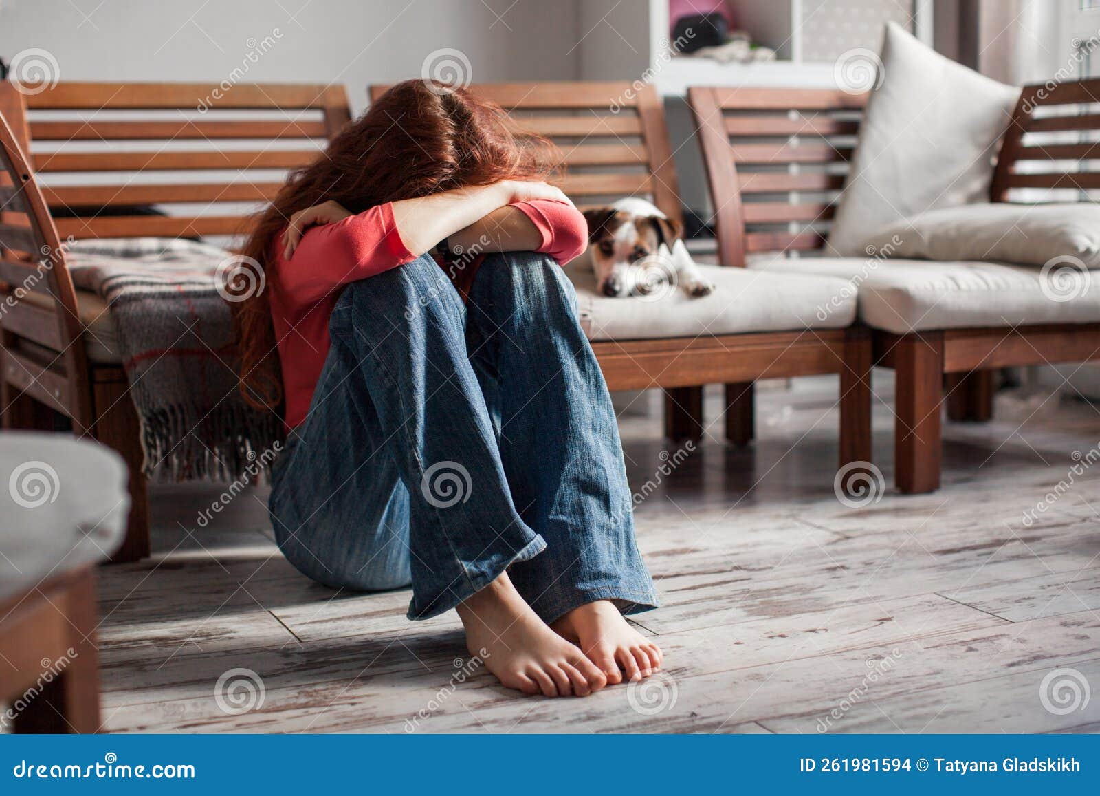 Jovencita Desagradable Sentada En El Sofá Foto de archivo - Imagen de  mirando, infeliz: 261981594