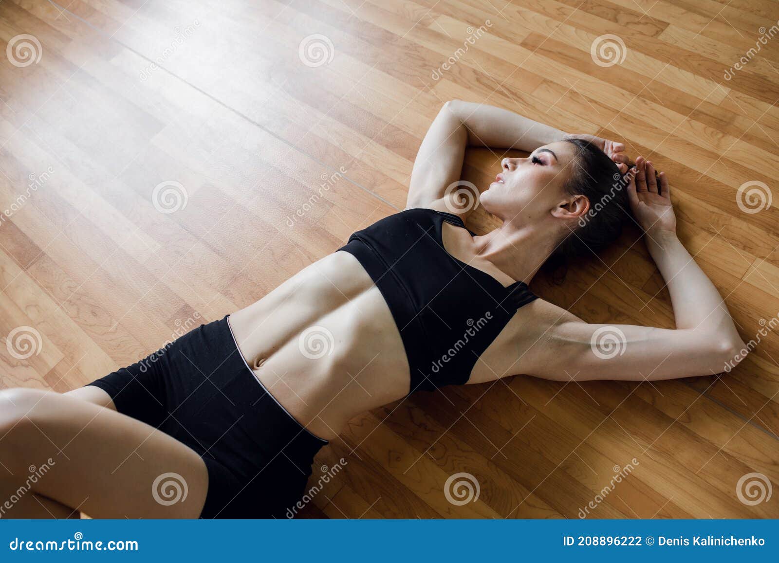 Chica rubia en ropa deportiva posa para la foto en el gimnasio mujer  hermosa joven se sienta en el gimnasio