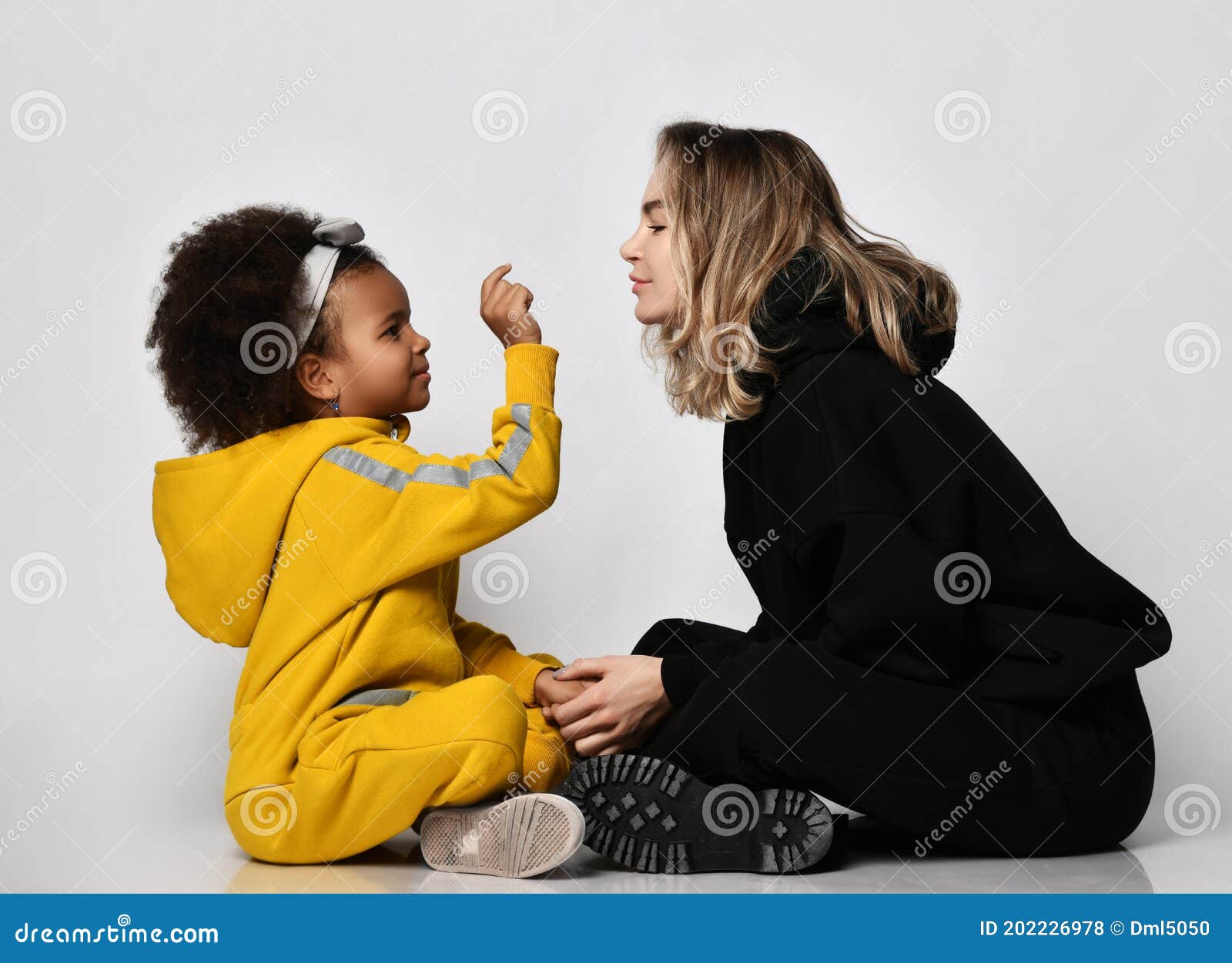 Jovencita Linda Madre Con Ropa Negra Y Mona Mulata Hija En Traje Deportivo Sentada Y Comunicada Foto de archivo - Imagen de hija, accesorio: 202226978 Jovencita Linda Madre Con Ropa Negra Y Mona Mulata Hija En Traje Deportivo Sentada Y Comunicada Foto de archivo - Imagen de hija, accesorio: 202226978
