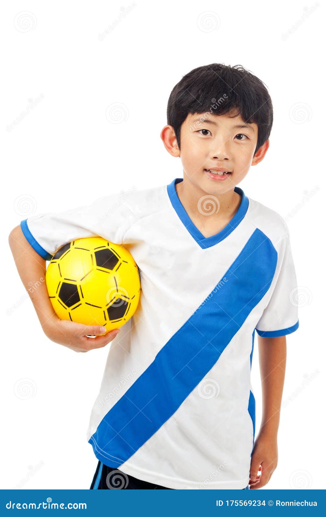 Jovencito Asiático Animado Sostiene Una Pelota De Fútbol Aislada En Blanco  Foto de archivo - Imagen de éxito, retrato: 175569234