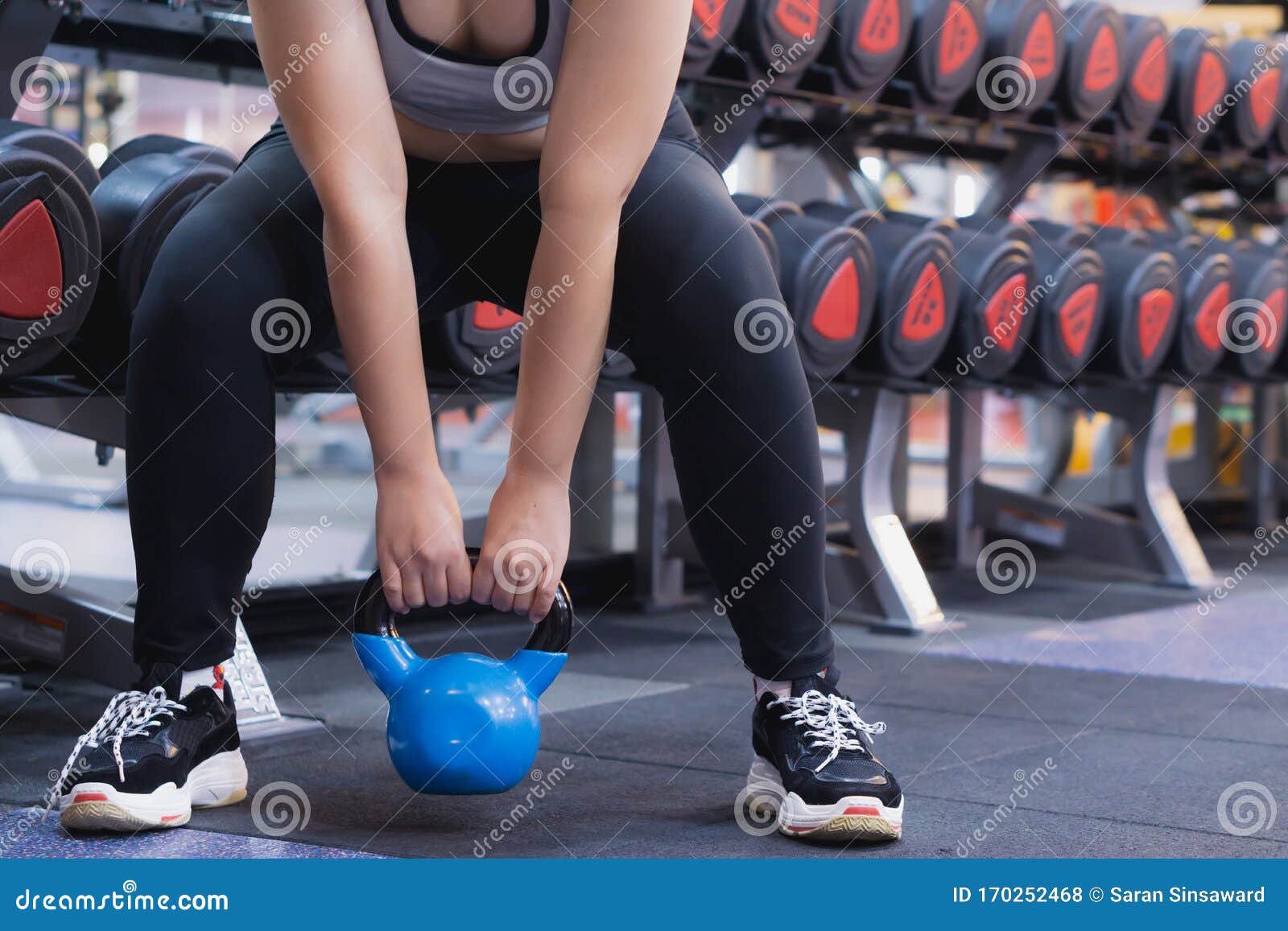 Jovens Esportistas Fazendo Esquadras De Sumo Com Kettlebell Na