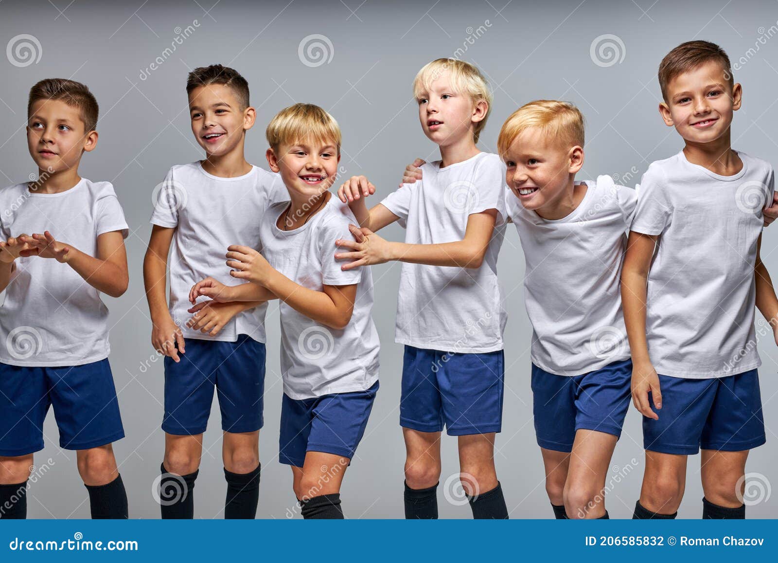 Pernas Jovens De Duas Equipes Diferentes De Jogadores De Futebol Foto de  Stock - Imagem de campo, retroceder: 156570062