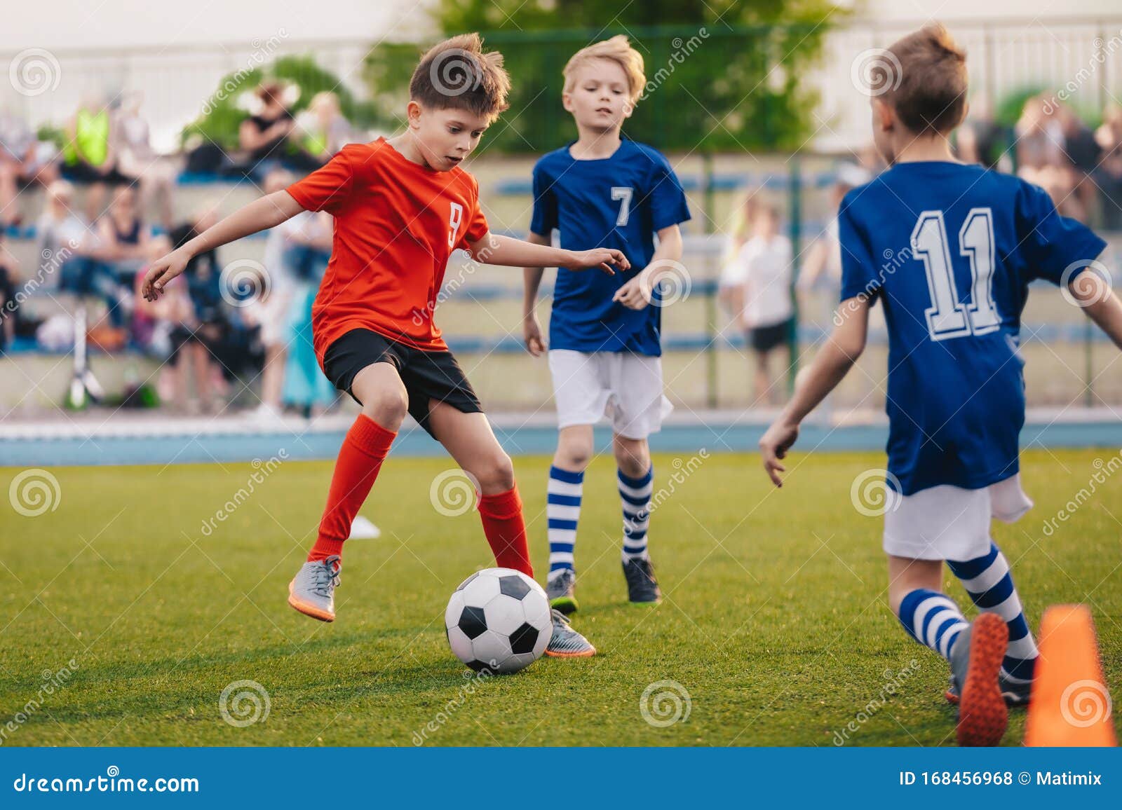 Adolescentes jogando futebol jogo de futebol fotos, imagens de